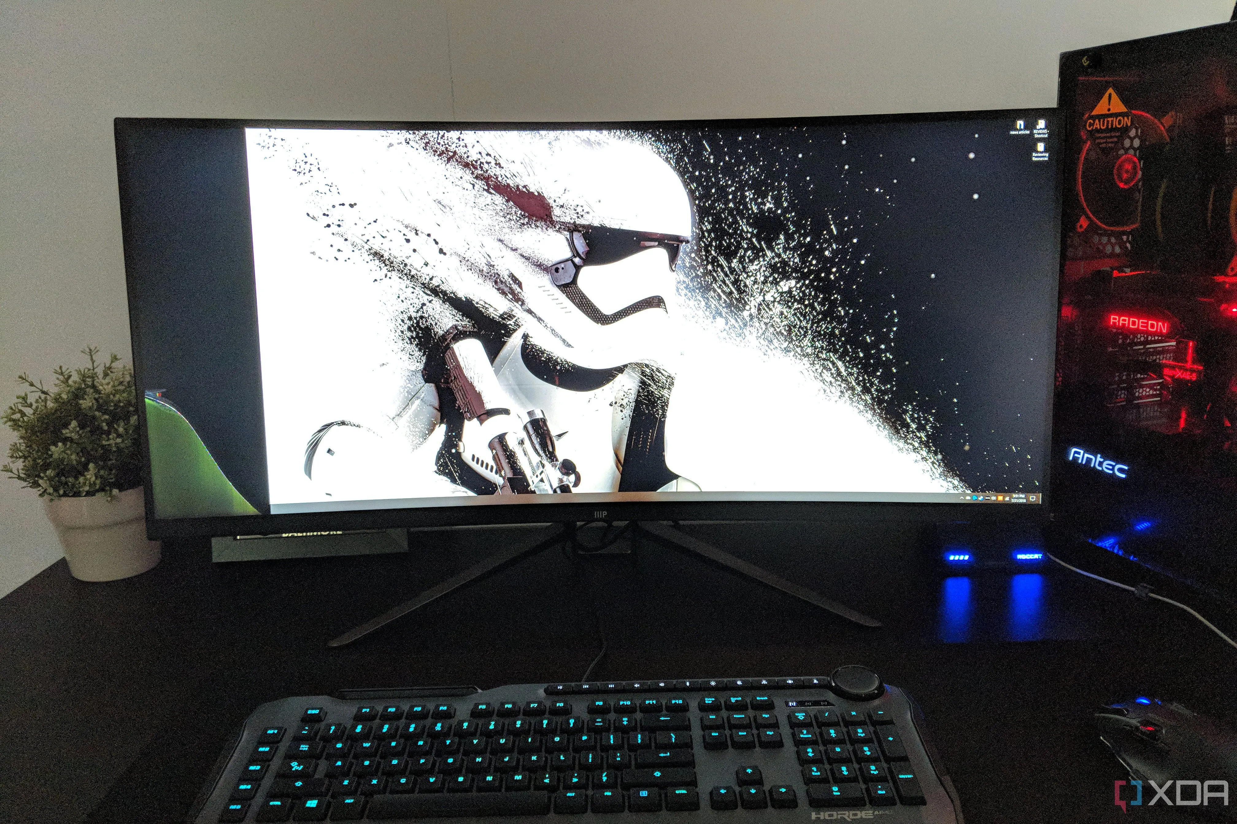 Màn hình cong ultrawide bị nứt vỡ tấm nền, hiển thị hình nền Stormtrooper, minh họa sự cố hư hỏng.