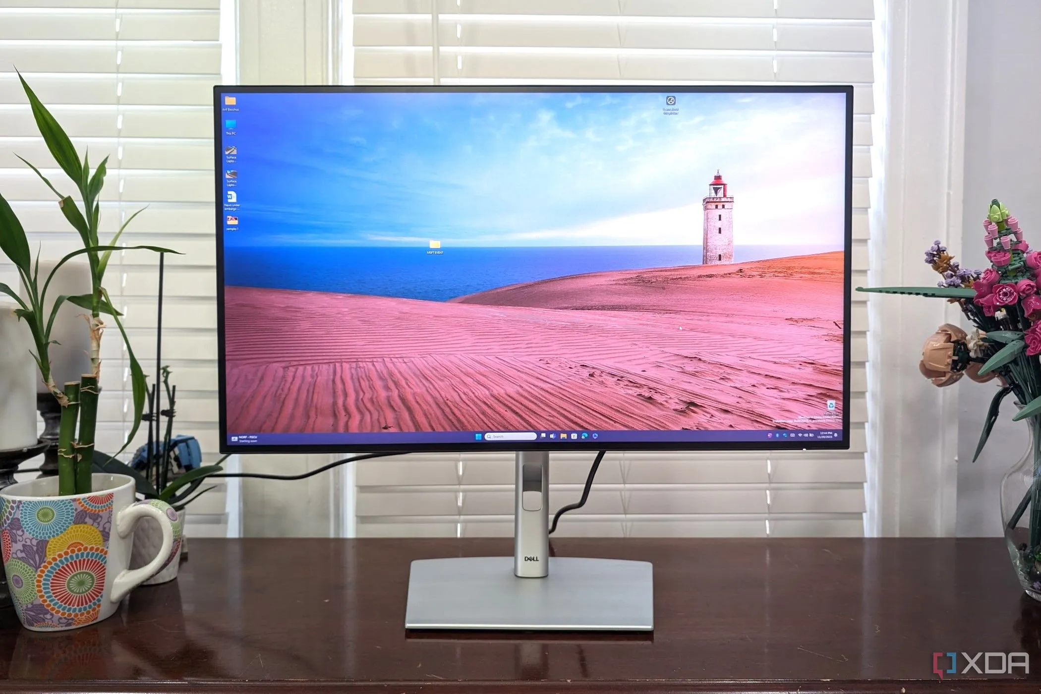 Màn hình Dell UltraSharp 27 Thunderbolt hiển thị biểu đồ, minh họa một màn hình làm việc điển hình.