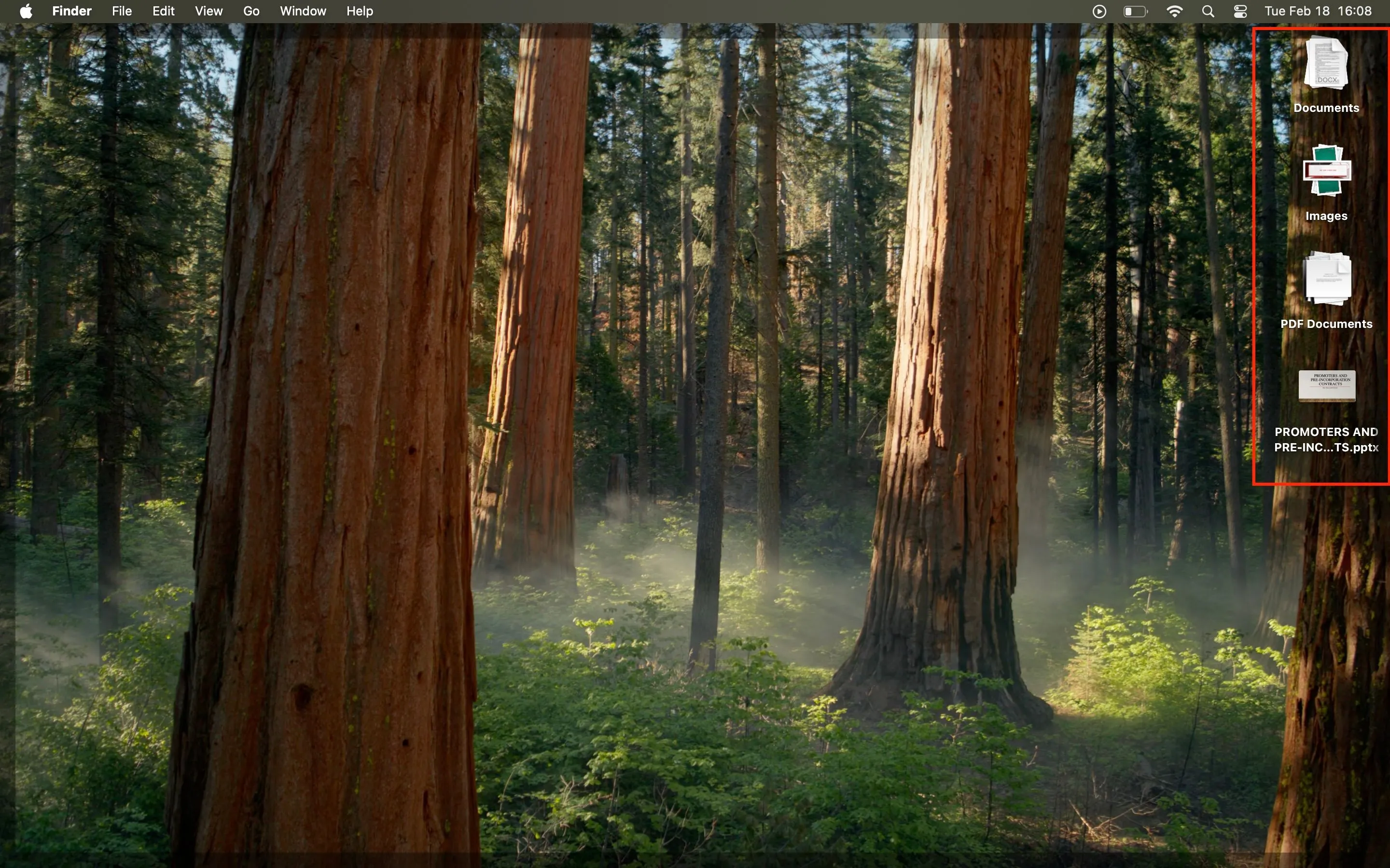 Màn hình desktop Mac với các tệp tin được nhóm gọn gàng bằng tính năng Desktop Stacks, giúp tổ chức không gian làm việc hiệu quả