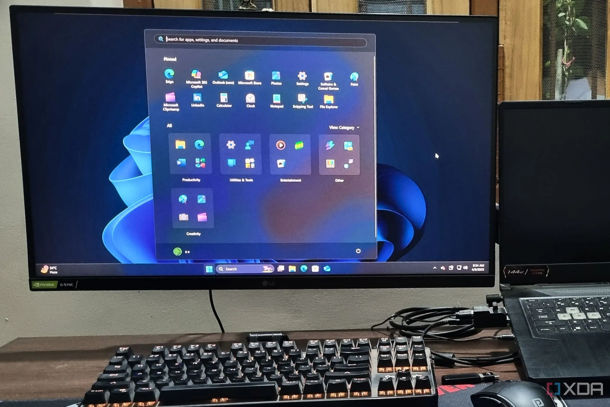 Màn hình desktop và Start Menu của Windows 11 hiển thị các ứng dụng đã cài đặt, minh họa cho sự đa dạng ứng dụng
