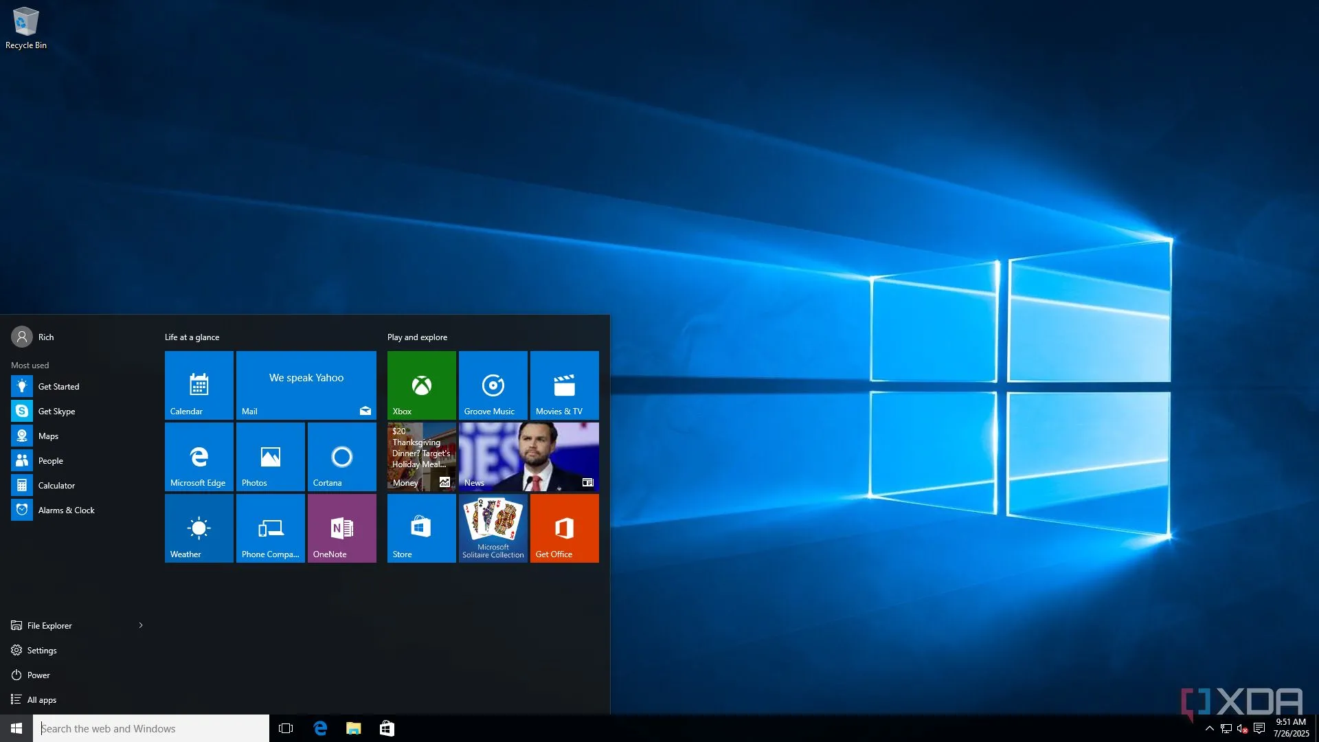 Màn hình desktop Windows 10 với các biểu tượng ứng dụng và thanh tác vụ, minh họa mô hình cập nhật dịch vụ liên tục