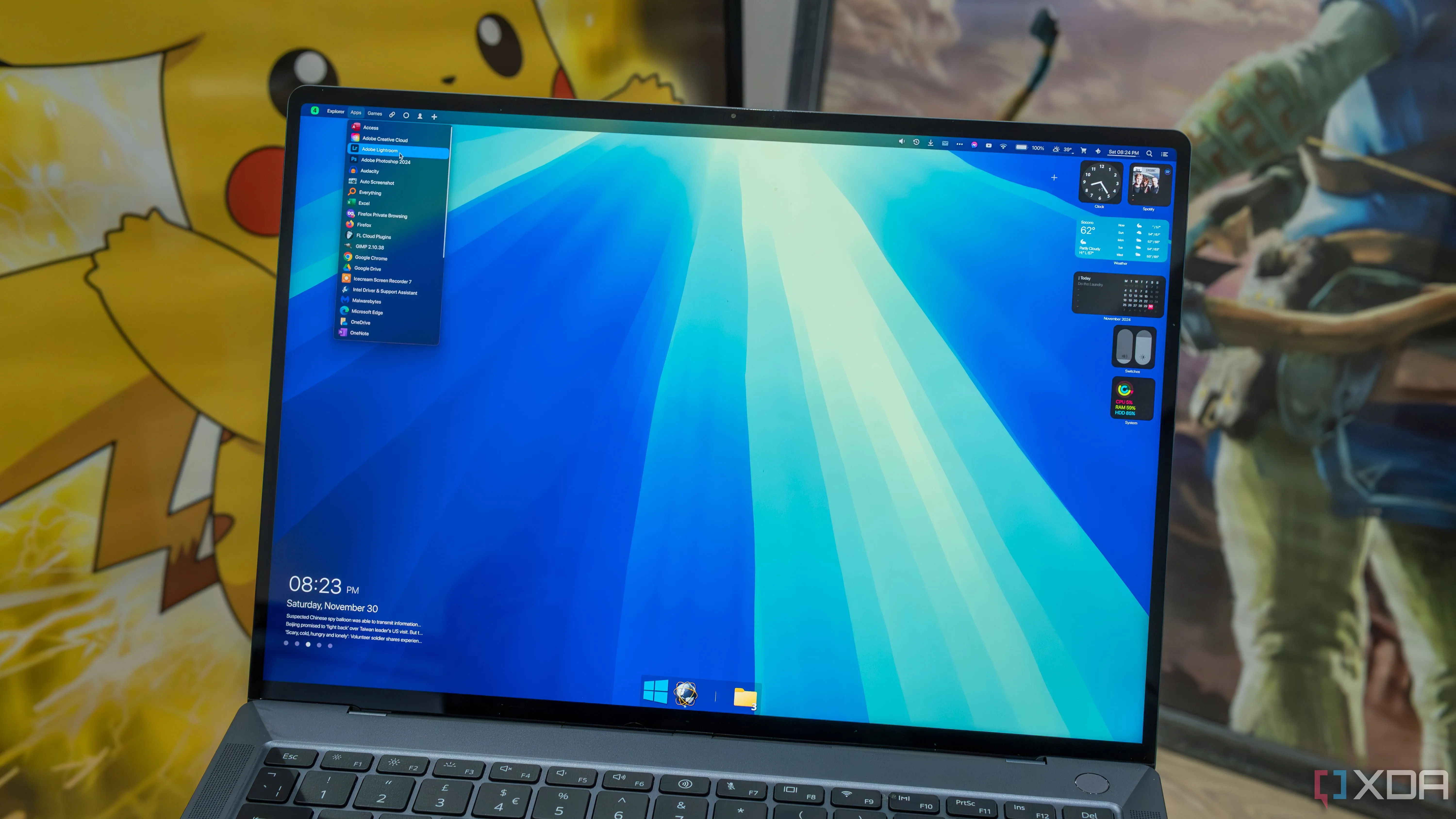 Màn hình desktop Windows 11 được tùy biến với các Rainmeter skin để có giao diện giống macOS, thể hiện khả năng cá nhân hóa linh hoạt