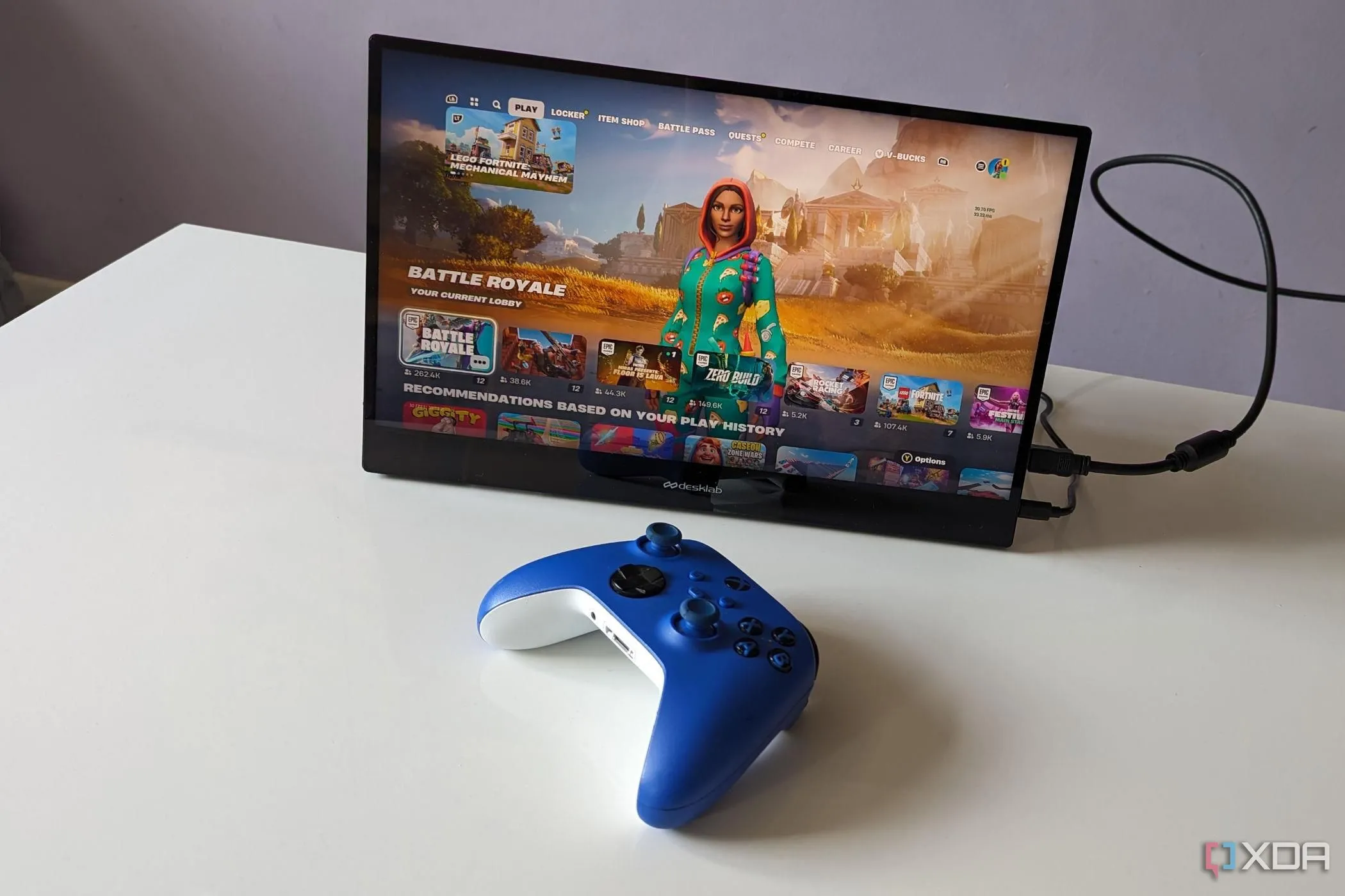 Màn hình di động chơi Fortnite với tay cầm Xbox, thể hiện sự kết nối game thủ