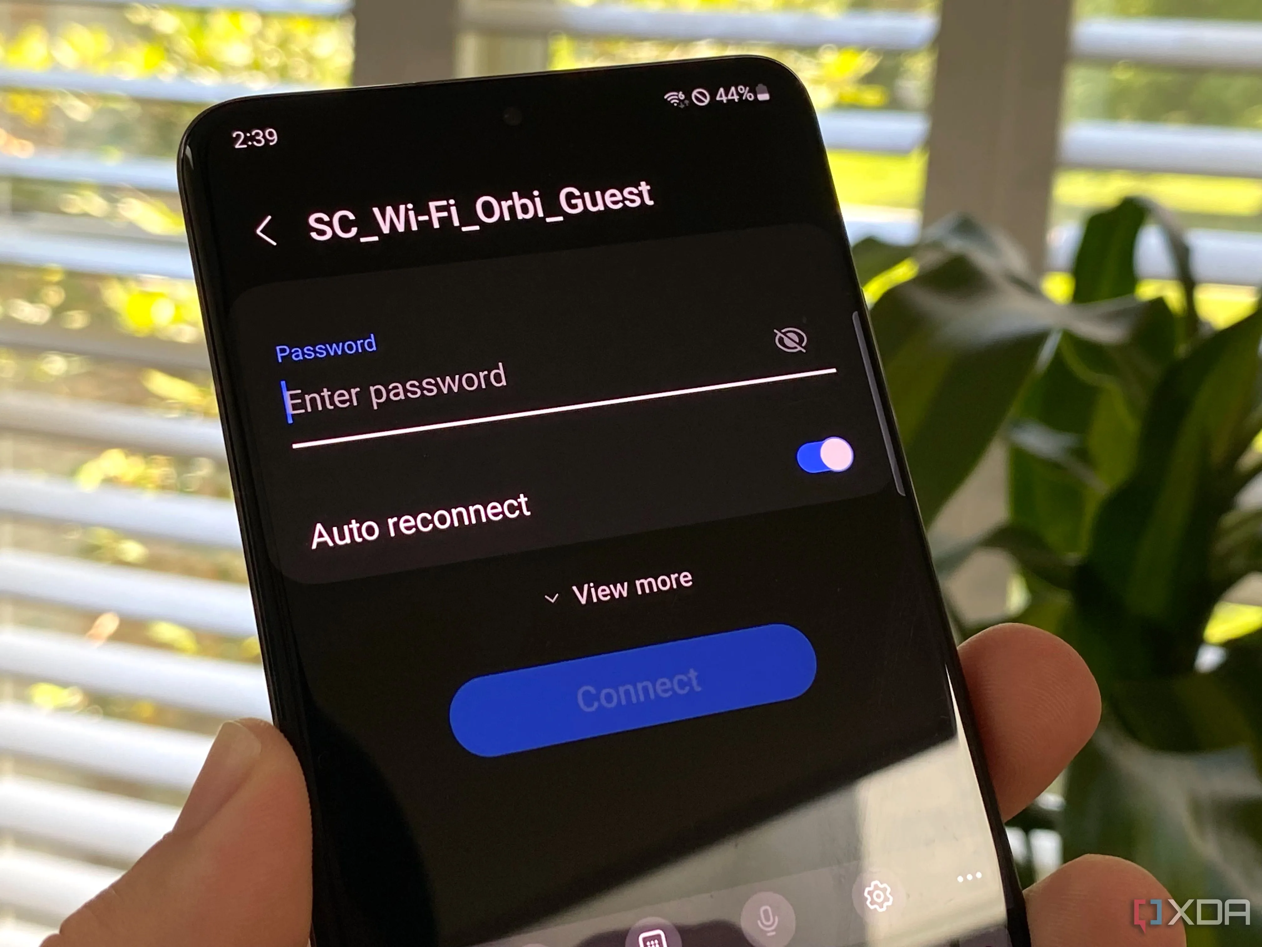 Màn hình điện thoại Galaxy S20 hiển thị ô nhập mật khẩu Wi-Fi, tượng trưng cho việc kết nối các thiết bị vào mạng gia đình
