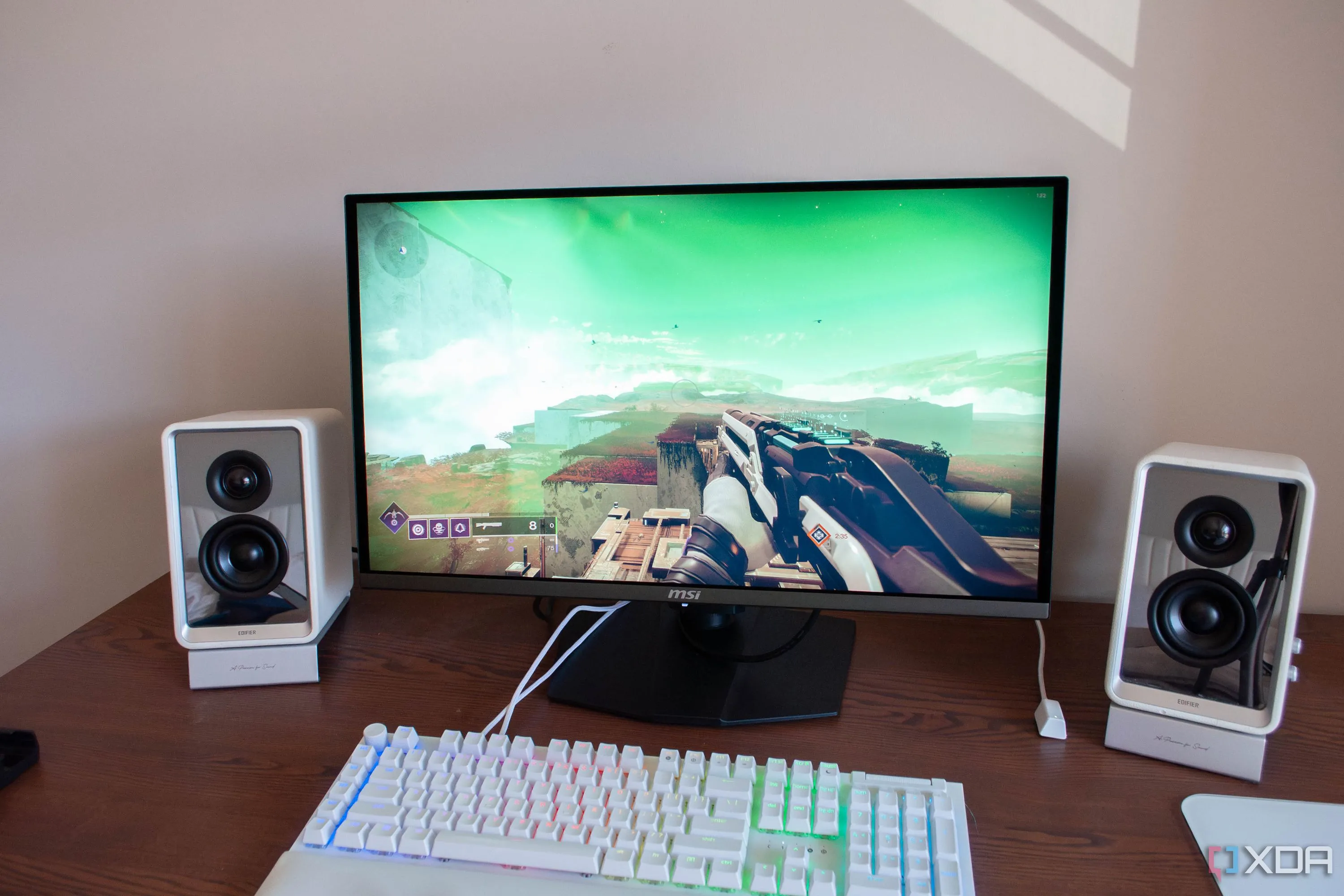Màn hình gaming MSI 27 inch 4K QD-OLED trên bàn làm việc, minh họa cho màn hình rời cao cấp