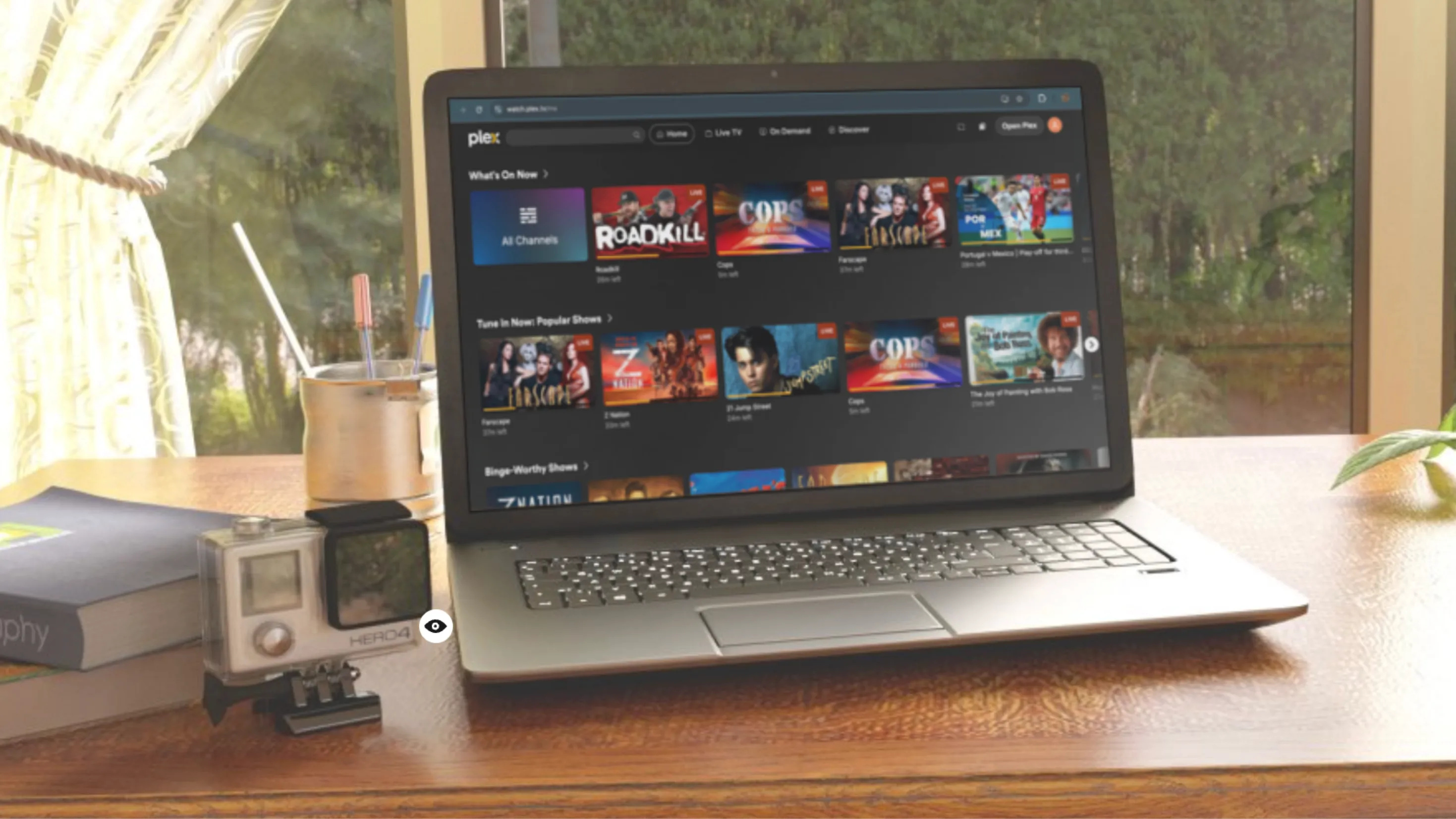 Màn hình giao diện Plex Media Server trên máy tính xách tay chạy Windows, hiển thị thư viện phim và chương trình TV.