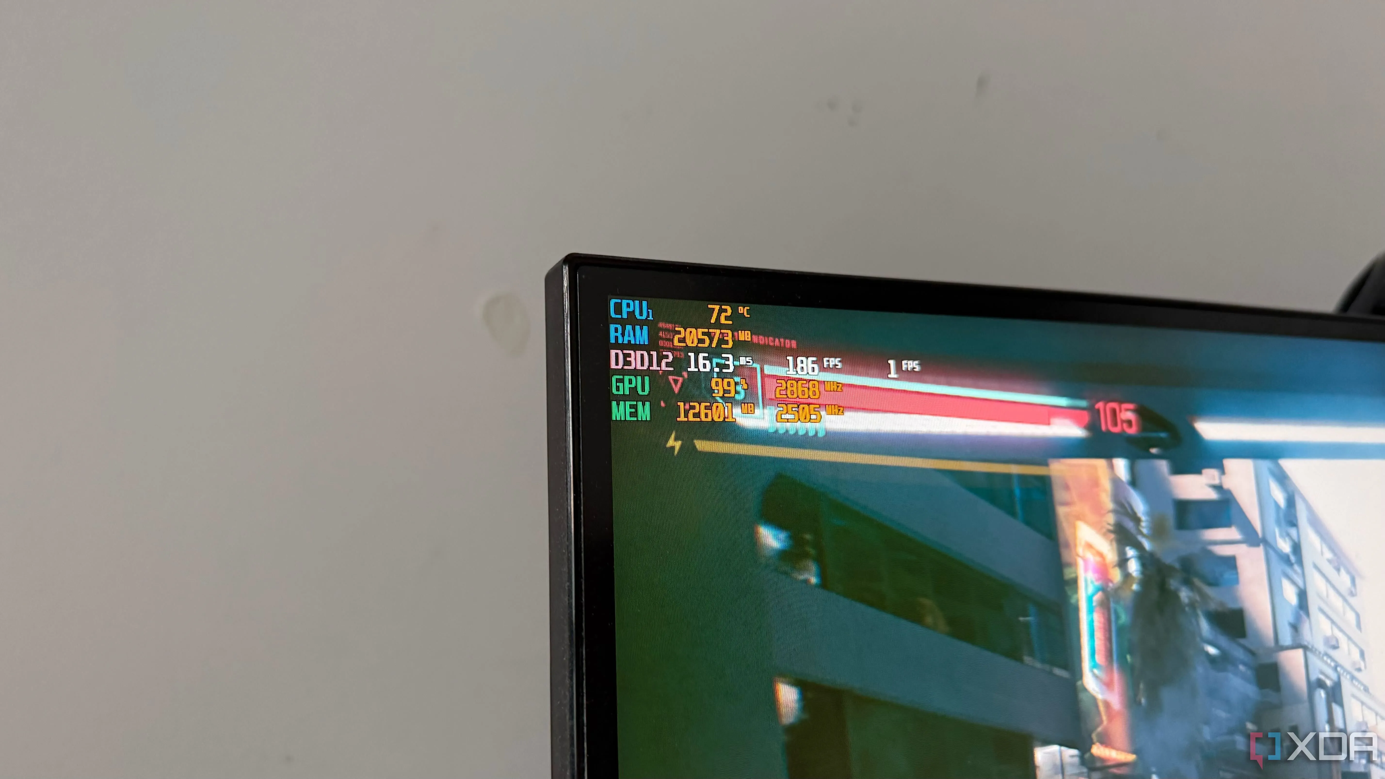 Màn hình hiển thị các chỉ số hiệu năng trong game Cyberpunk 2077, cho thấy mức độ sử dụng VRAM và FPS.