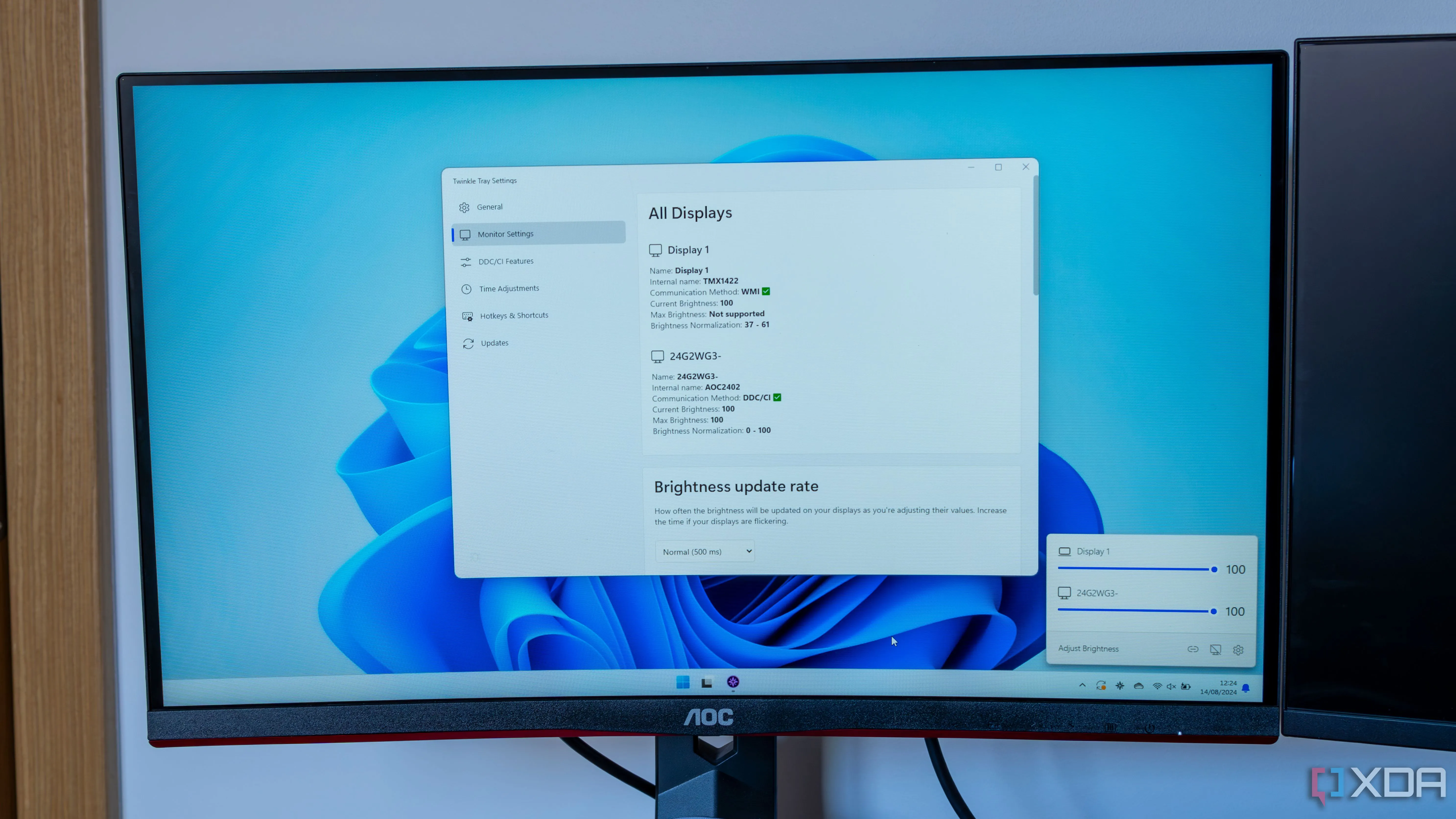 Màn hình hiển thị máy tính để bàn Windows 11 với cài đặt Twinkle Tray