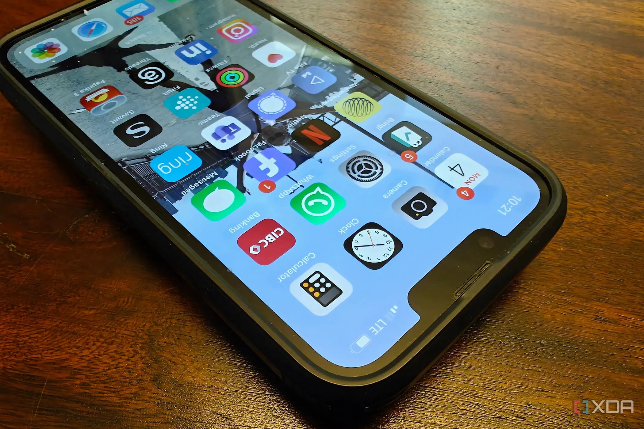 Màn hình iPhone minh họa nguy cơ bị tấn công MFA Bombing đối với người dùng Apple