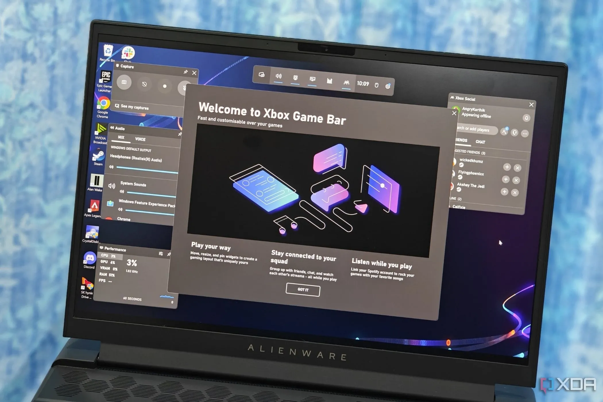 Màn hình laptop Alienware hiển thị Xbox Game Bar với thông tin hiệu suất game.