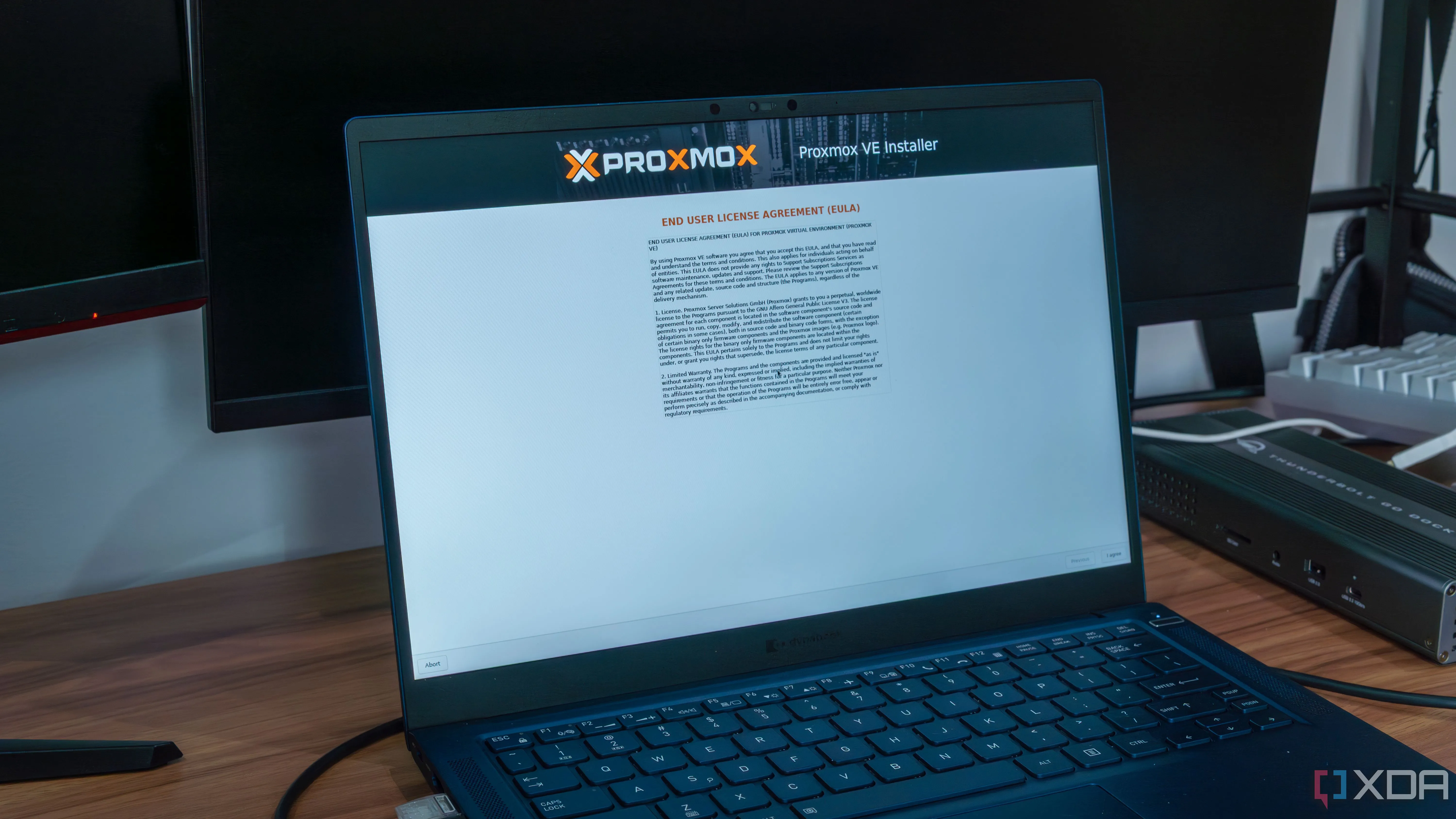 Màn hình laptop hiển thị giao diện cài đặt Proxmox, tượng trưng cho việc khám phá và mở rộng Home Lab không ngừng