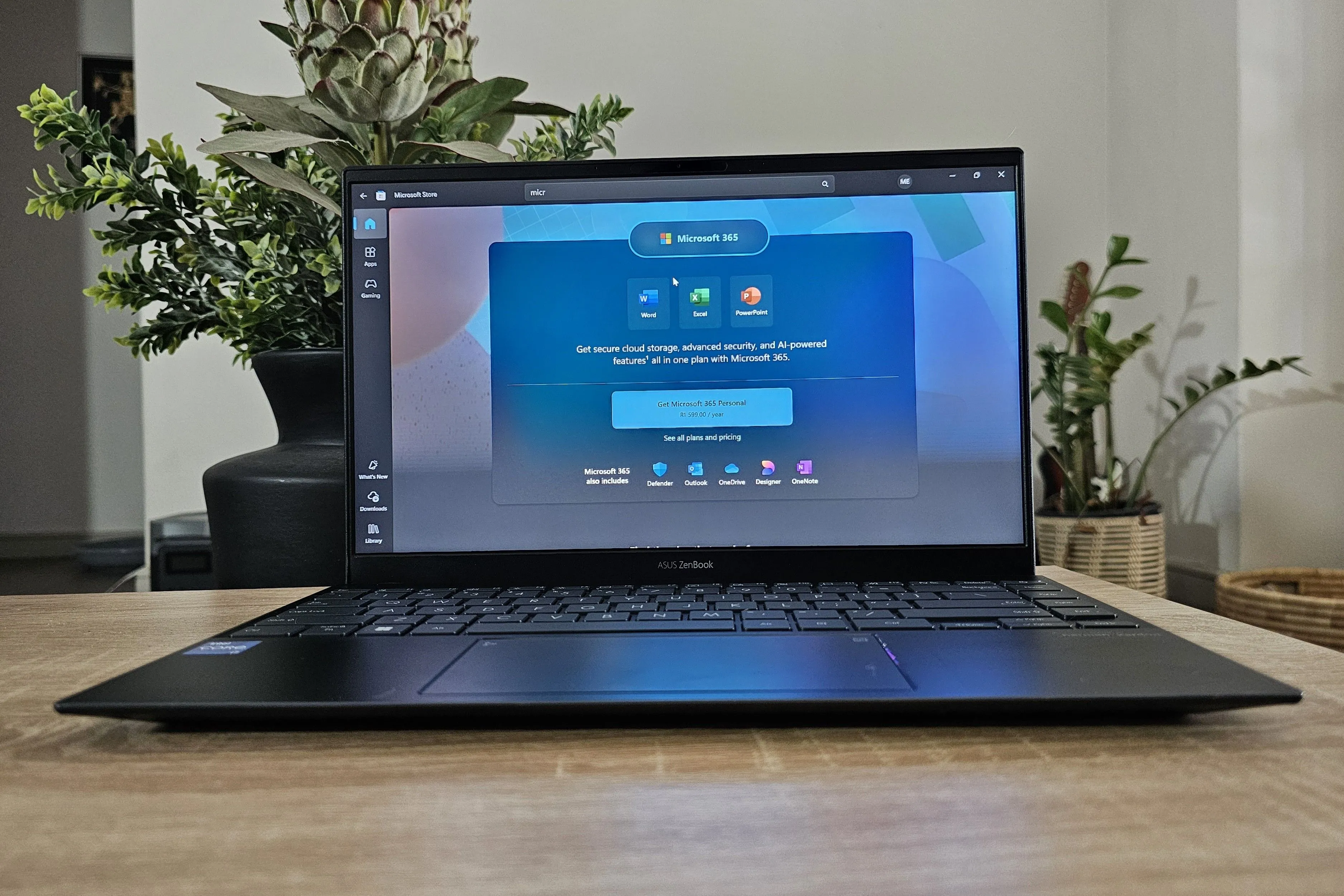 Màn hình laptop hiển thị giao diện của Microsoft 365, minh họa việc sử dụng các ứng dụng văn phòng trên Windows 10.