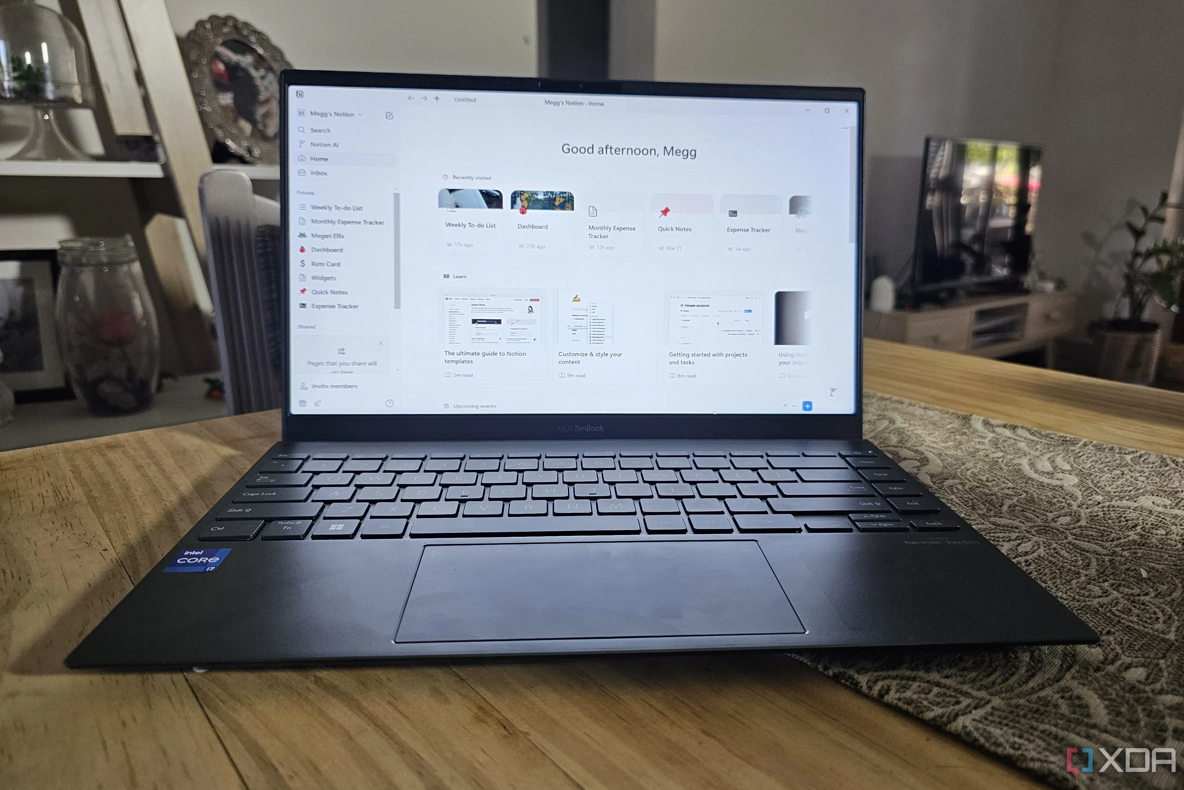 Màn hình laptop hiển thị giao diện Notion với các cơ sở dữ liệu được tổ chức chuyên nghiệp, hỗ trợ quản lý công việc và thói quen.