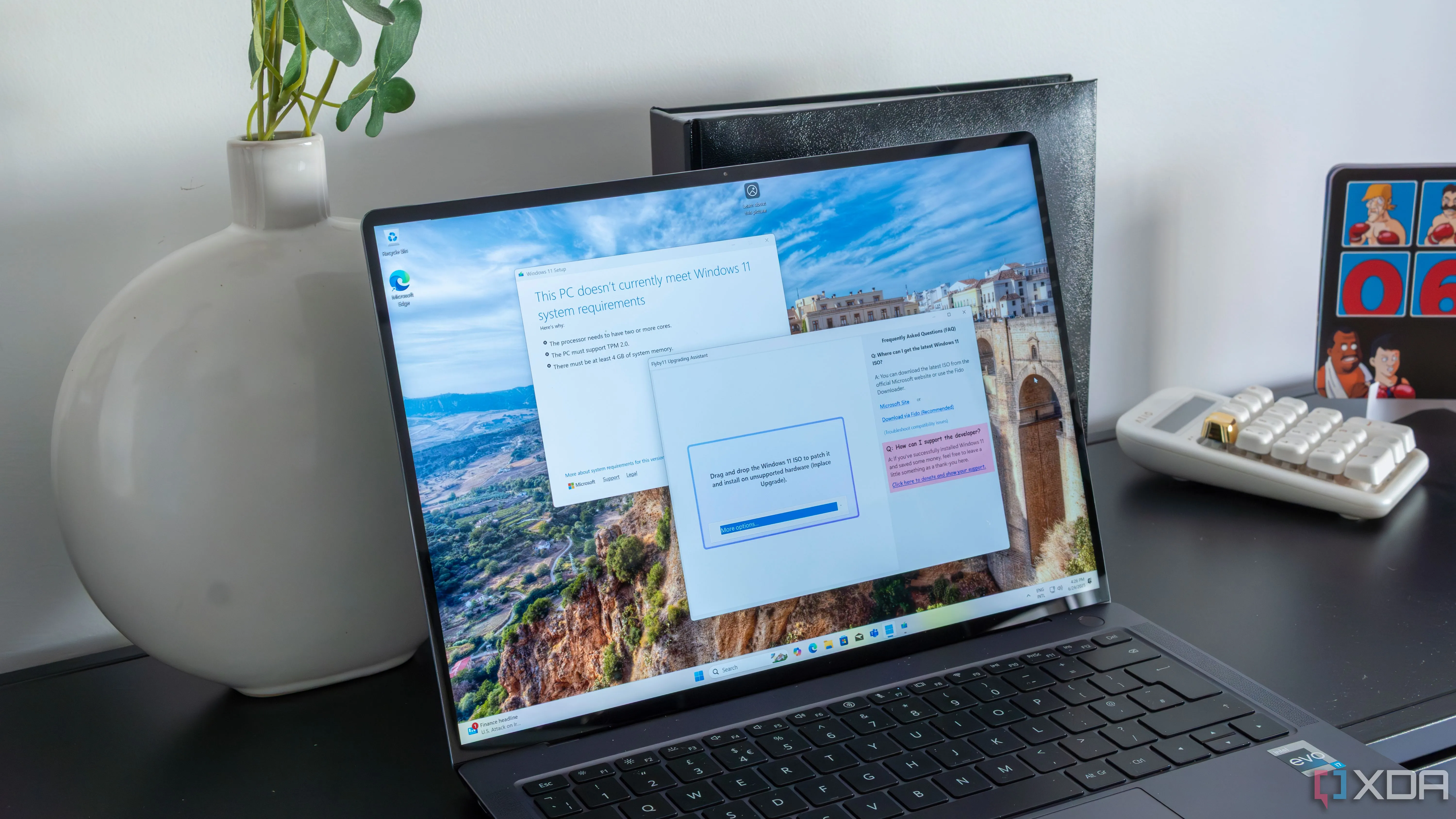 Màn hình laptop hiển thị giao diện Windows 11 với các ứng dụng mặc định đang hoạt động.