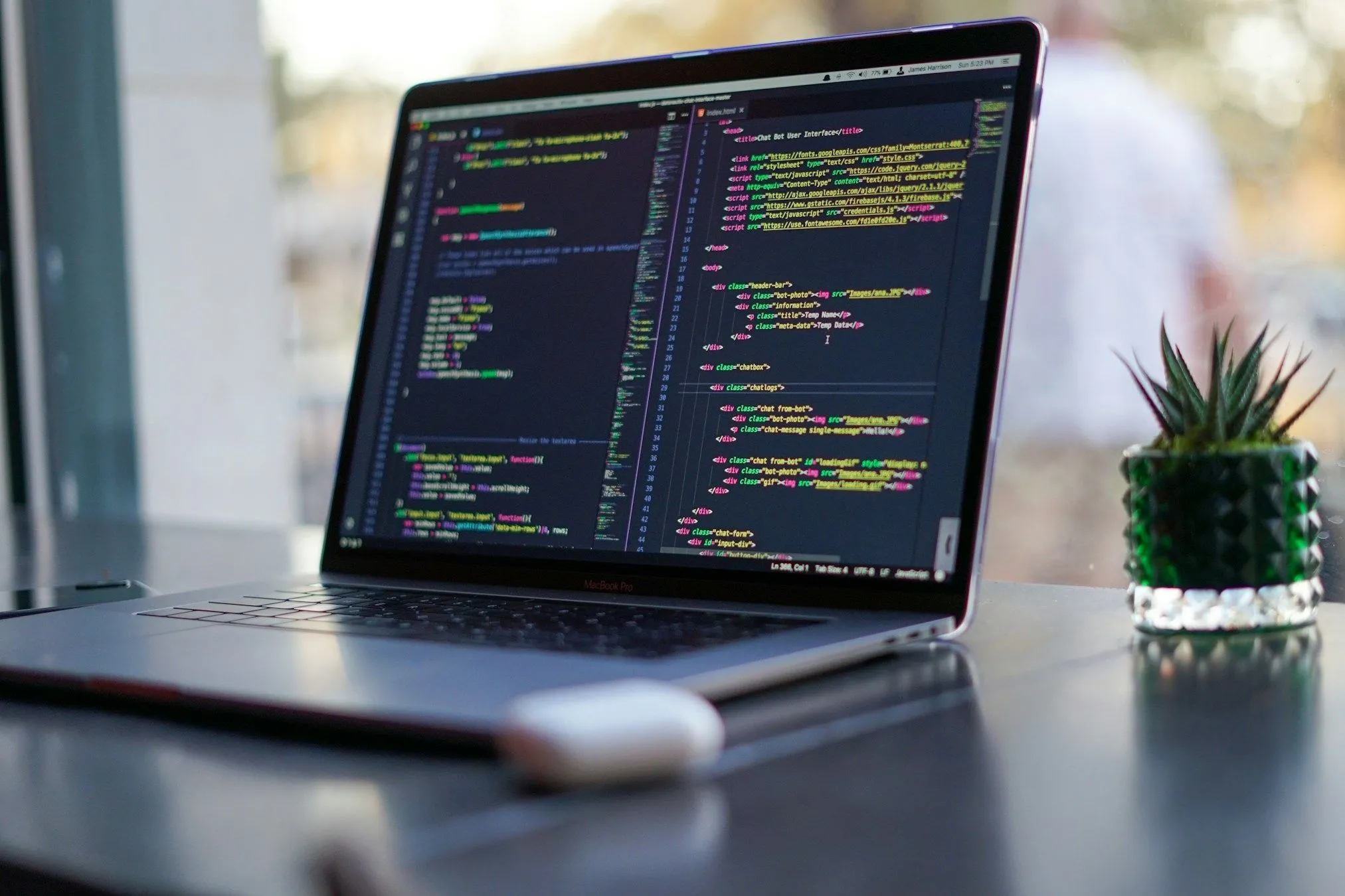 Màn hình laptop hiển thị mã nguồn lập trình, minh họa khả năng của PowerShell trên nền tảng .NET