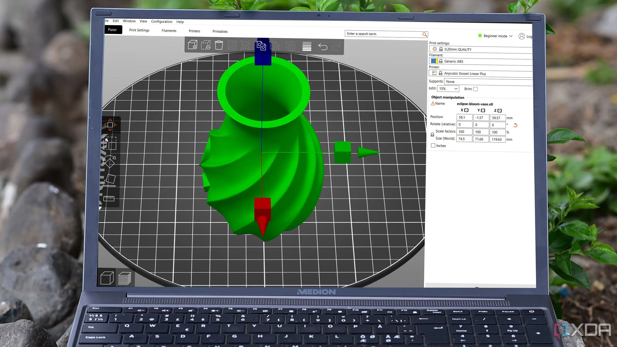 Màn hình laptop hiển thị mô hình 3D đang được cắt lát bởi phần mềm slicer, bước chuẩn bị quan trọng cho máy in 3D.