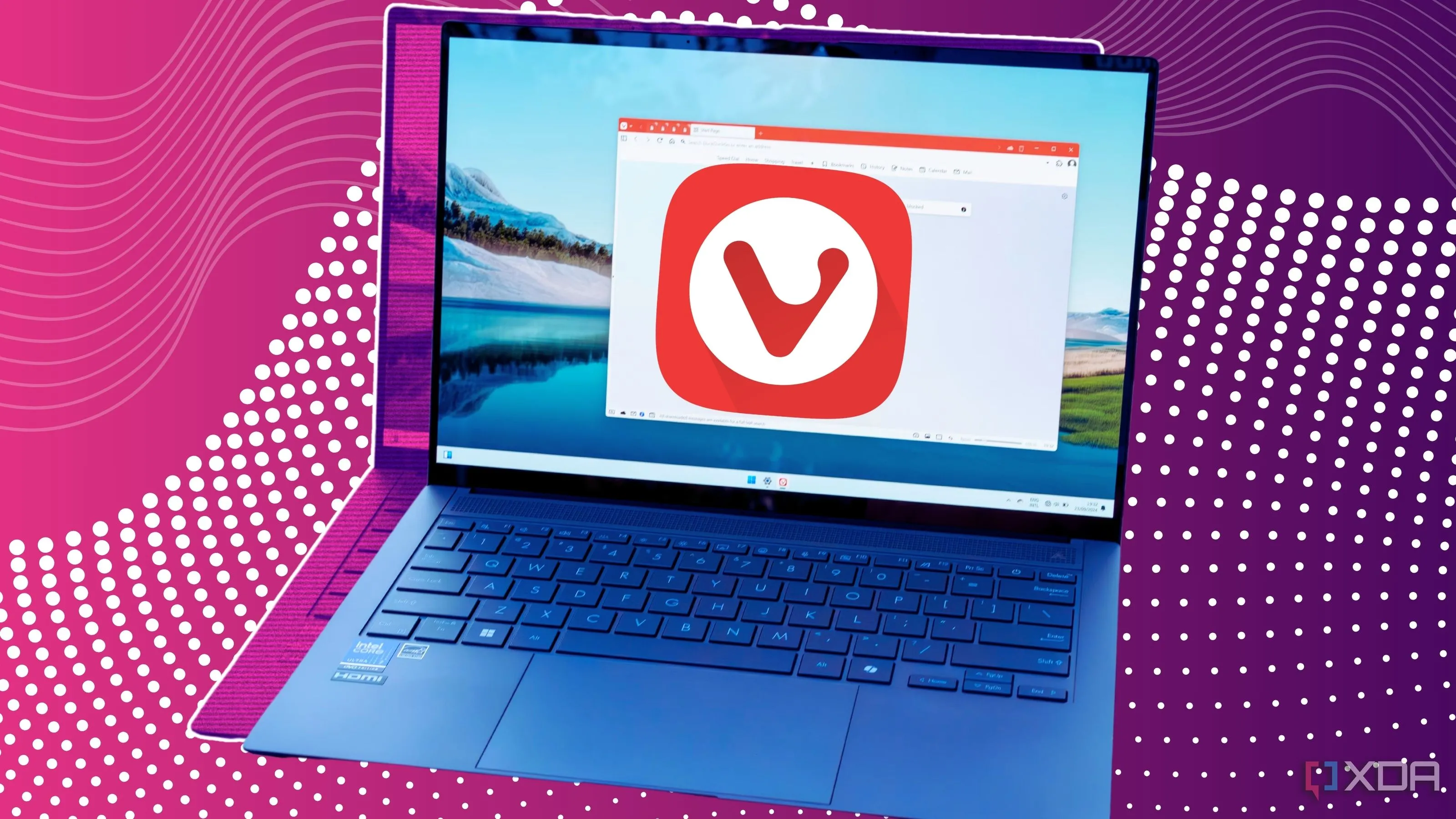 Màn hình laptop hiển thị trình duyệt Vivaldi với giao diện chia đôi tab