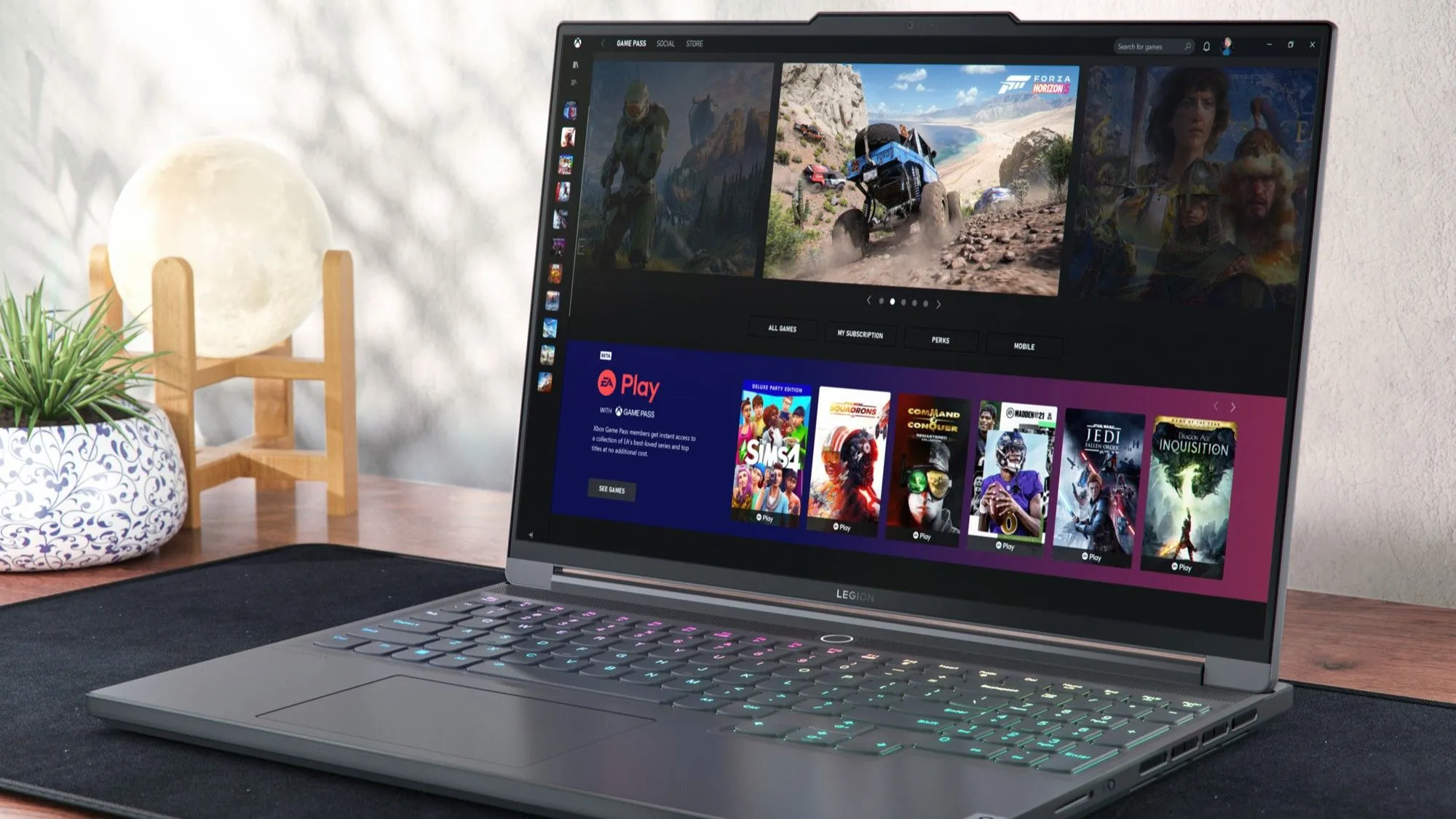 Màn hình laptop Legion Slim 7i hiển thị giao diện Xbox Game Pass, minh họa khả năng chơi Doom The Dark Ages qua dịch vụ này