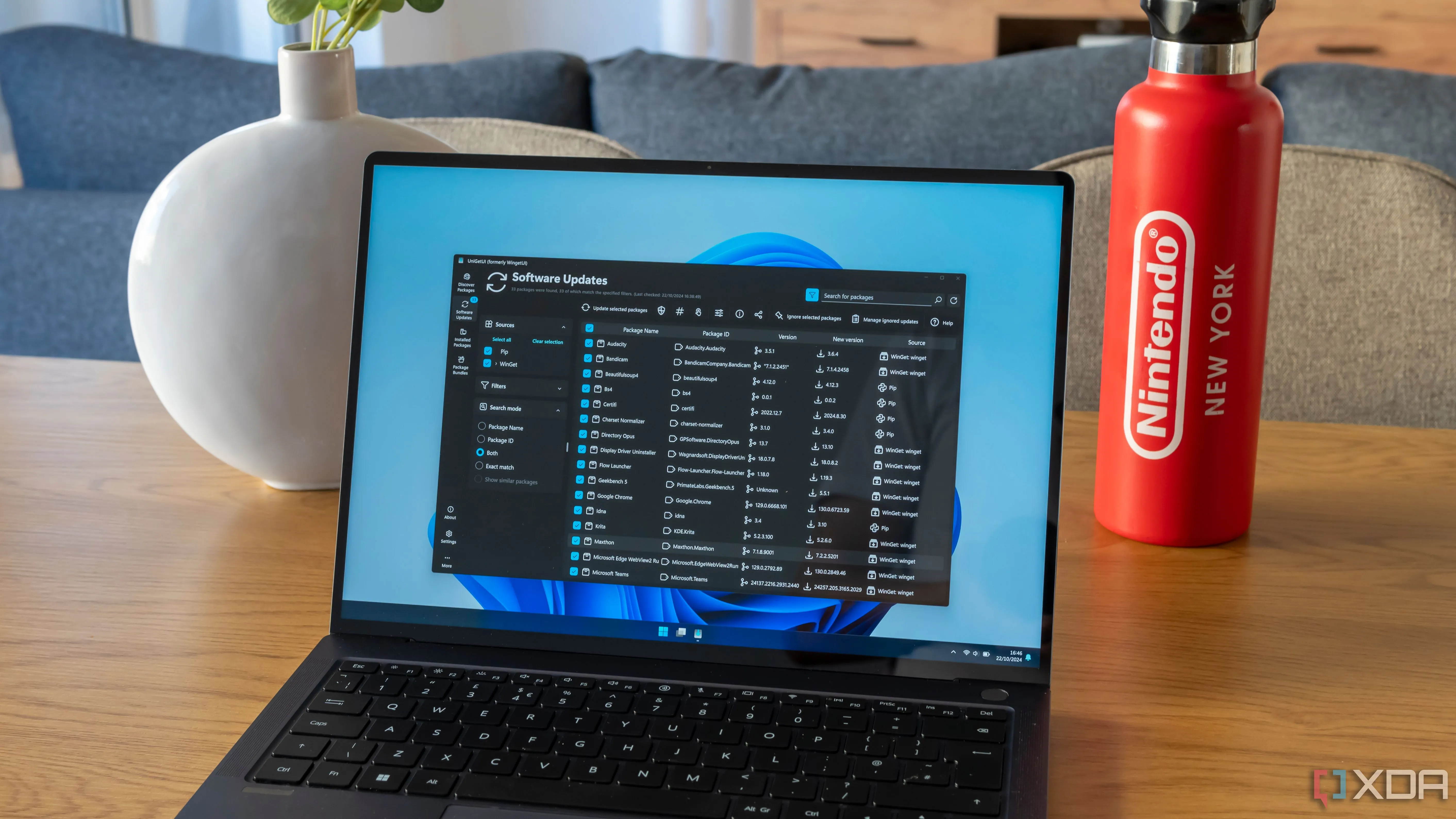 Màn hình laptop Windows 11 hiển thị giao diện UniGetUI, một trình quản lý gói ứng dụng.