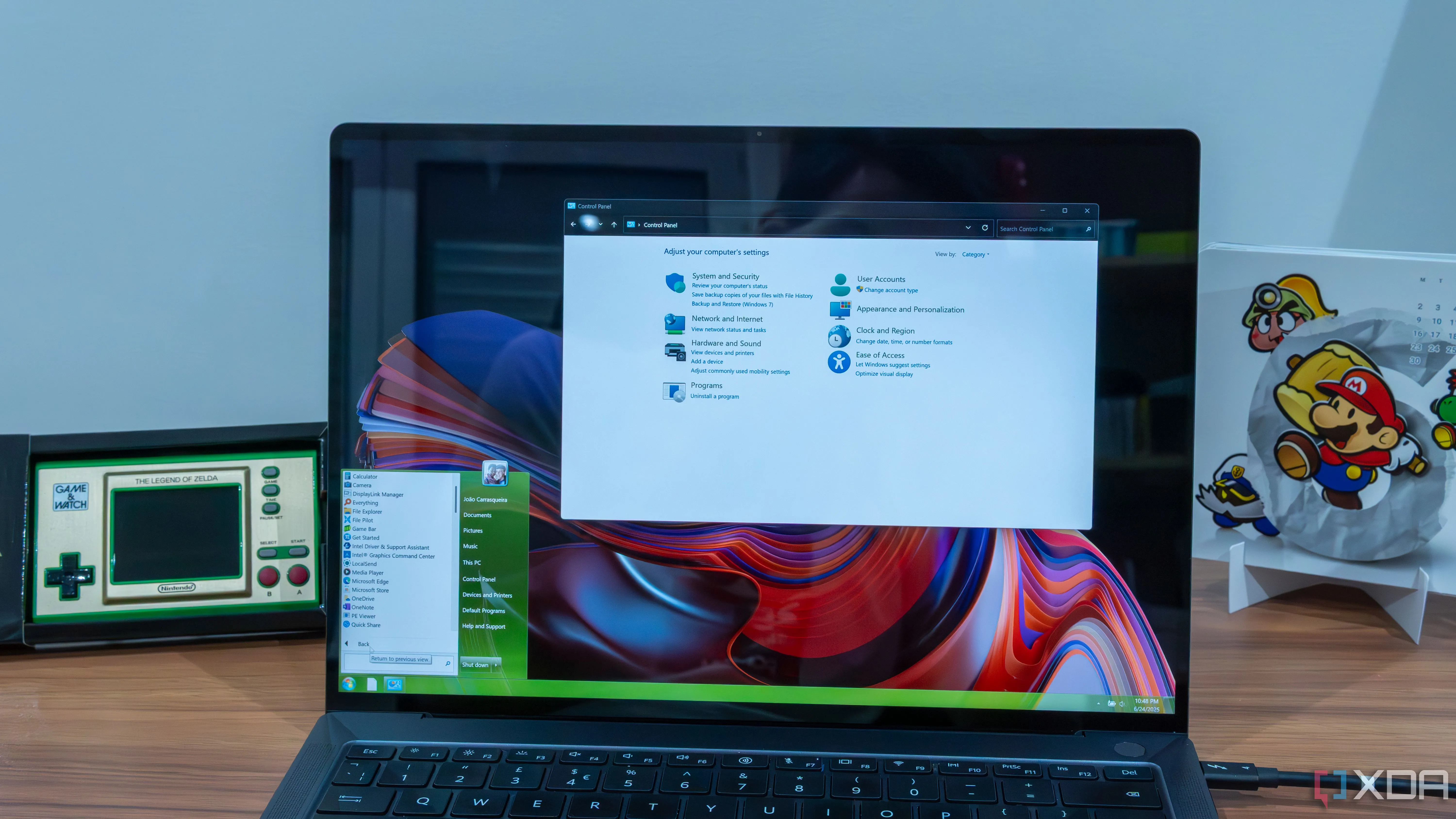 Màn hình laptop Windows 11 hiển thị thanh tác vụ và menu Start theo phong cách Windows 7