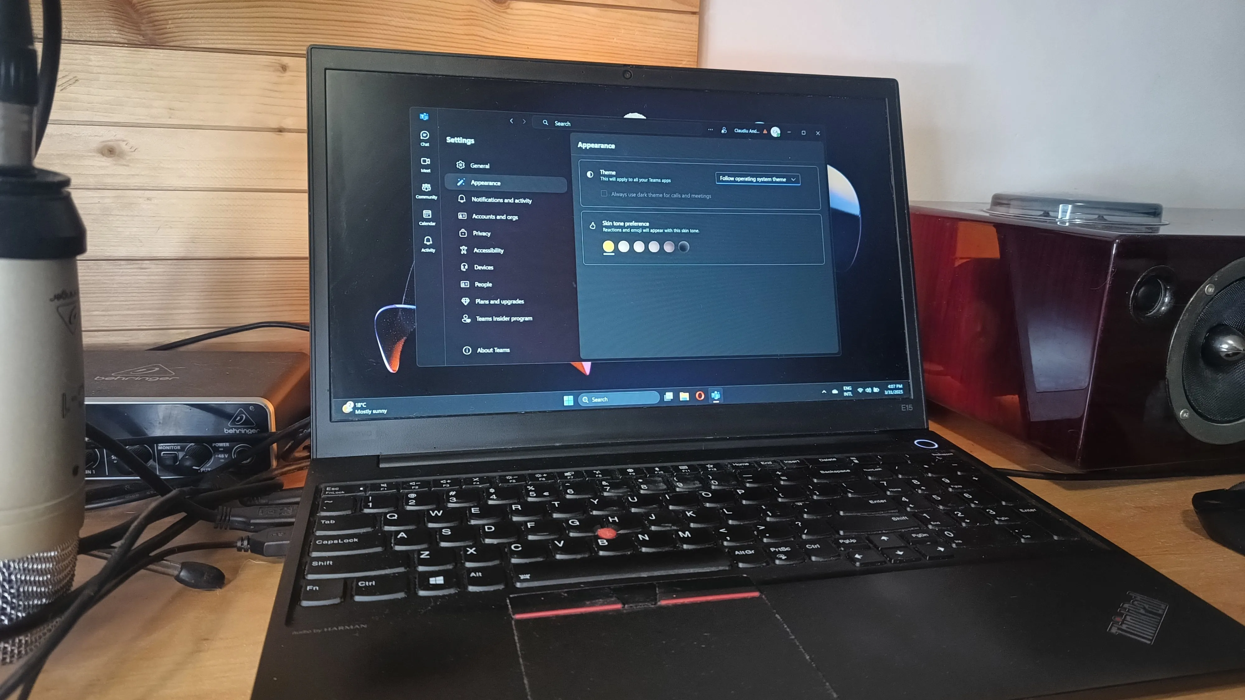 Màn hình laptop Windows 11 với ứng dụng Microsoft Teams đang chạy, minh họa cho hệ điều hành hoạt động.