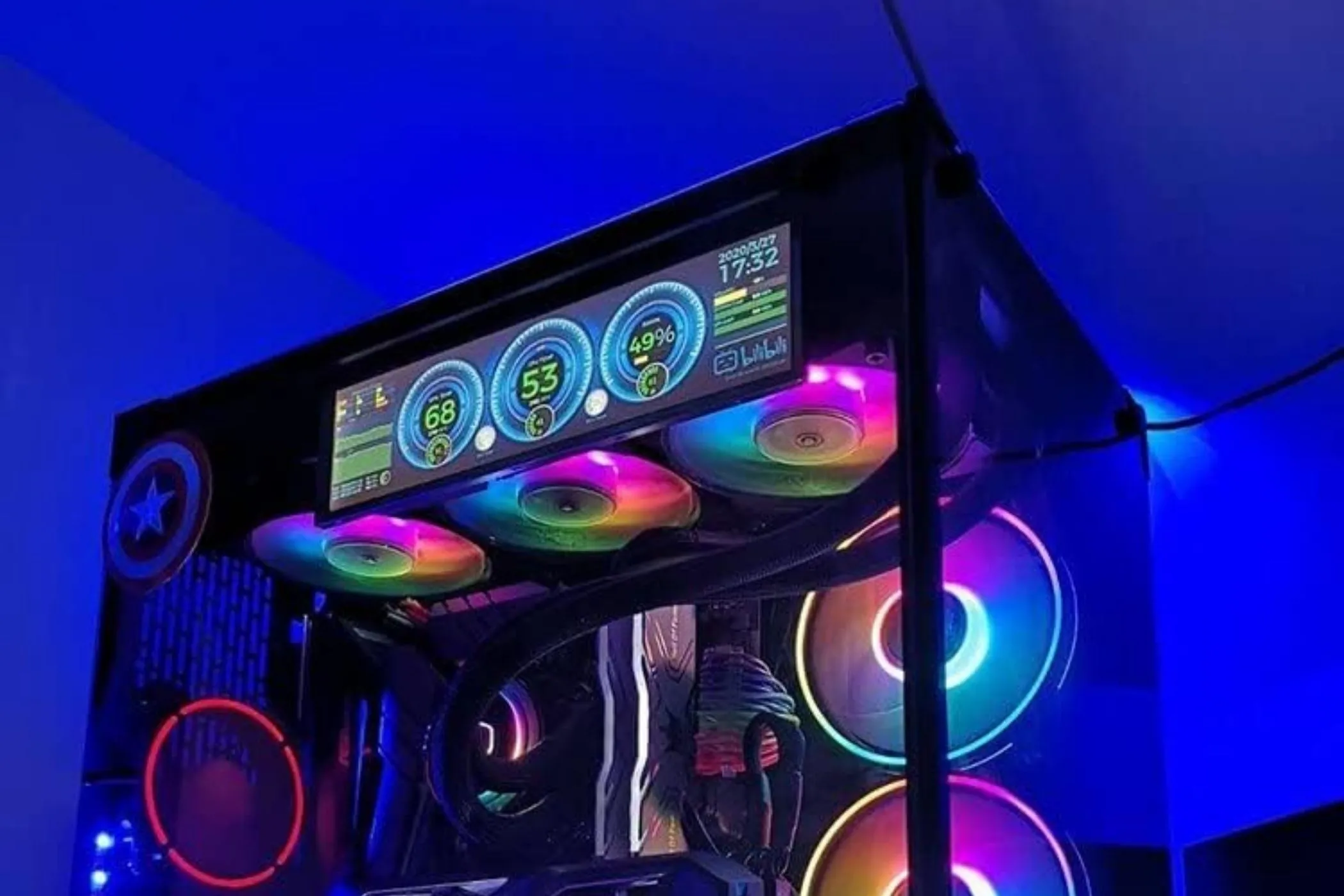 Màn hình LCD nhỏ hiển thị thông số nhiệt độ CPU, GPU và tốc độ quạt, được lắp đặt gọn gàng bên trong vỏ case máy tính để bàn