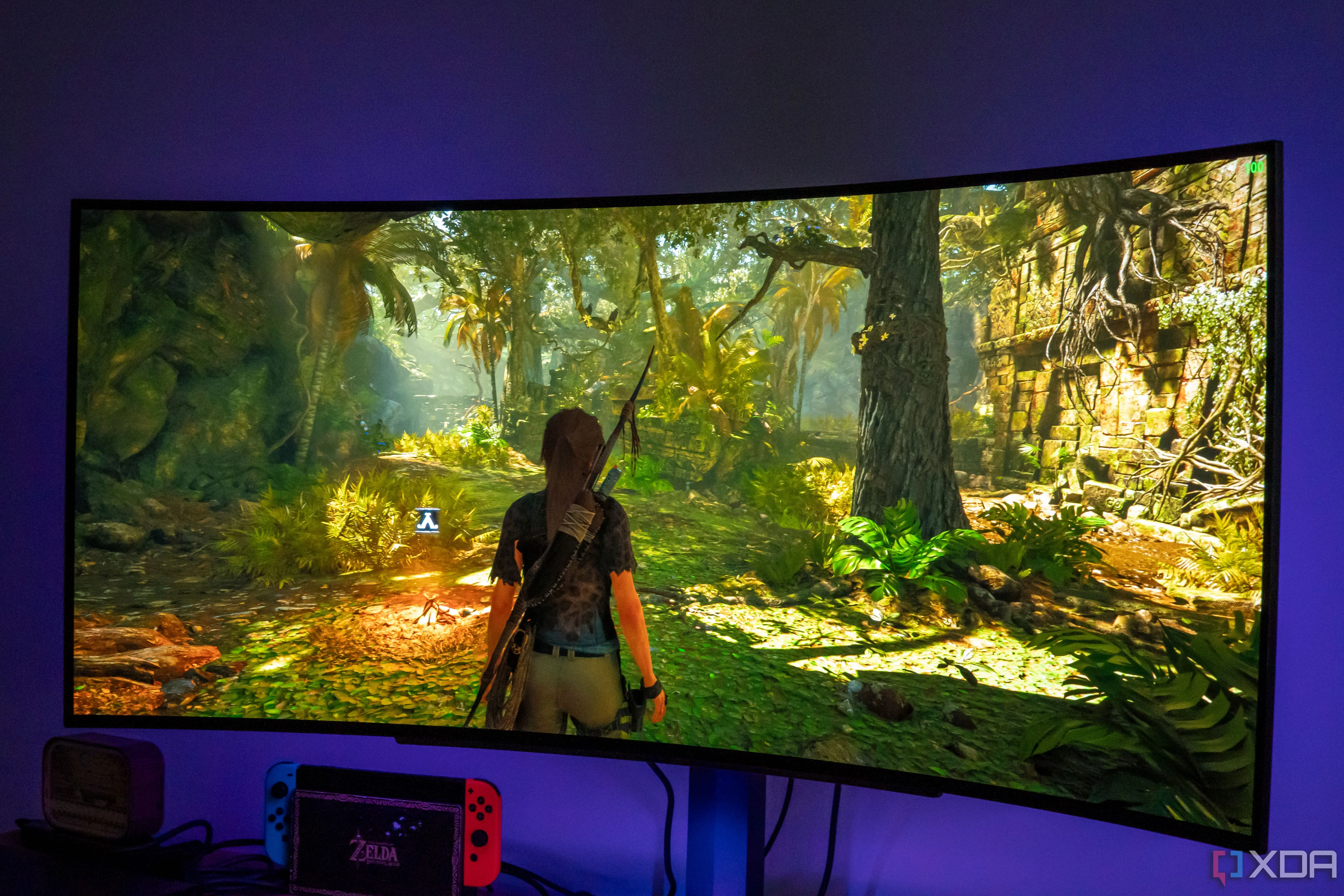 Màn hình LG UltraGear 45GR95QE hiển thị game Shadow of the Tomb Raider, phản ánh trải nghiệm game PC hiện đại.