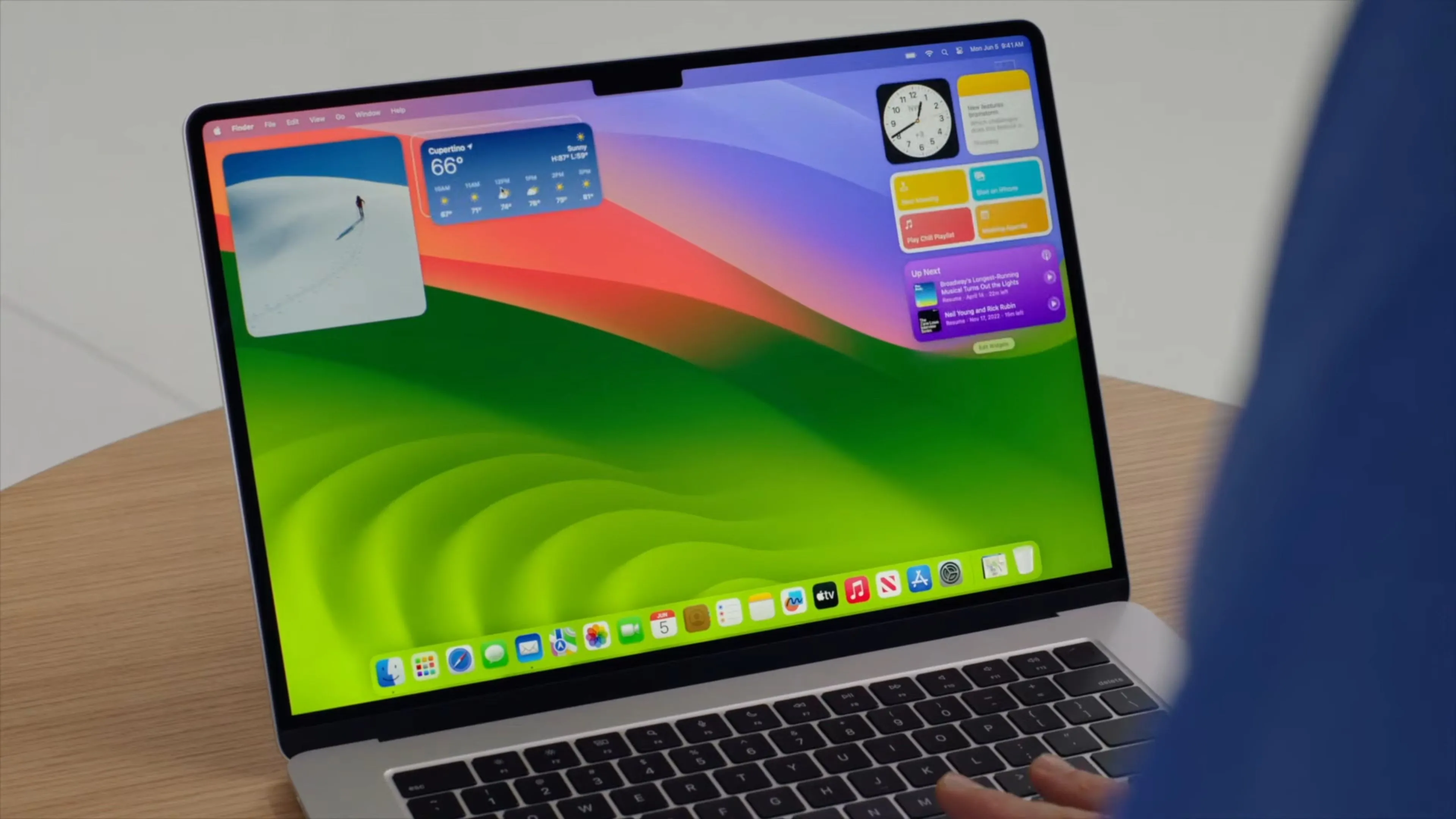Màn hình macOS Sonoma với các widget trên desktop