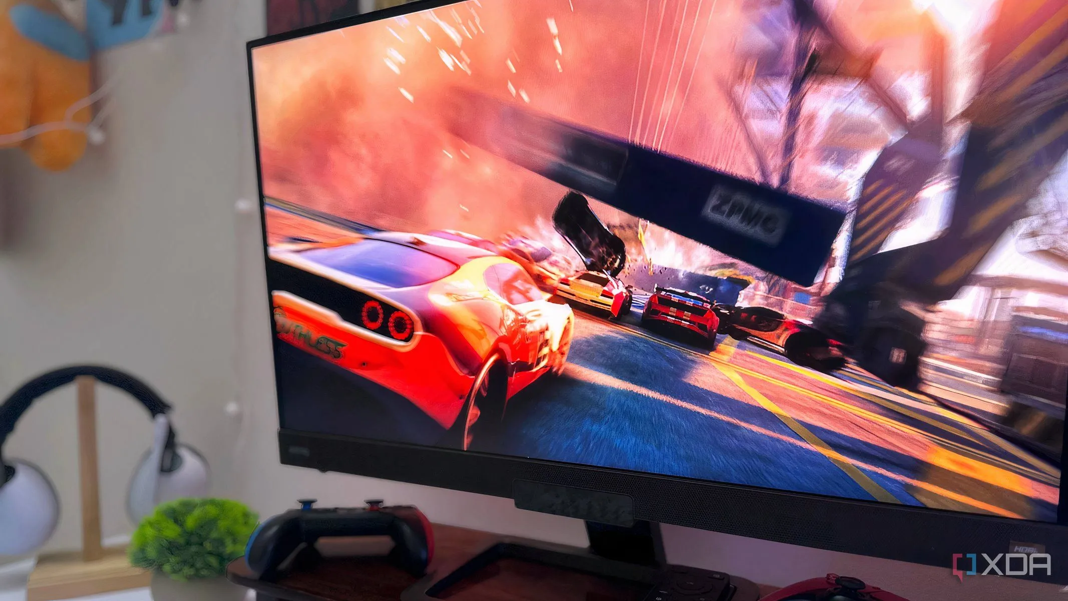Màn hình máy tính chơi game đua xe, biểu tượng của các studio game tài năng đã đóng cửa
