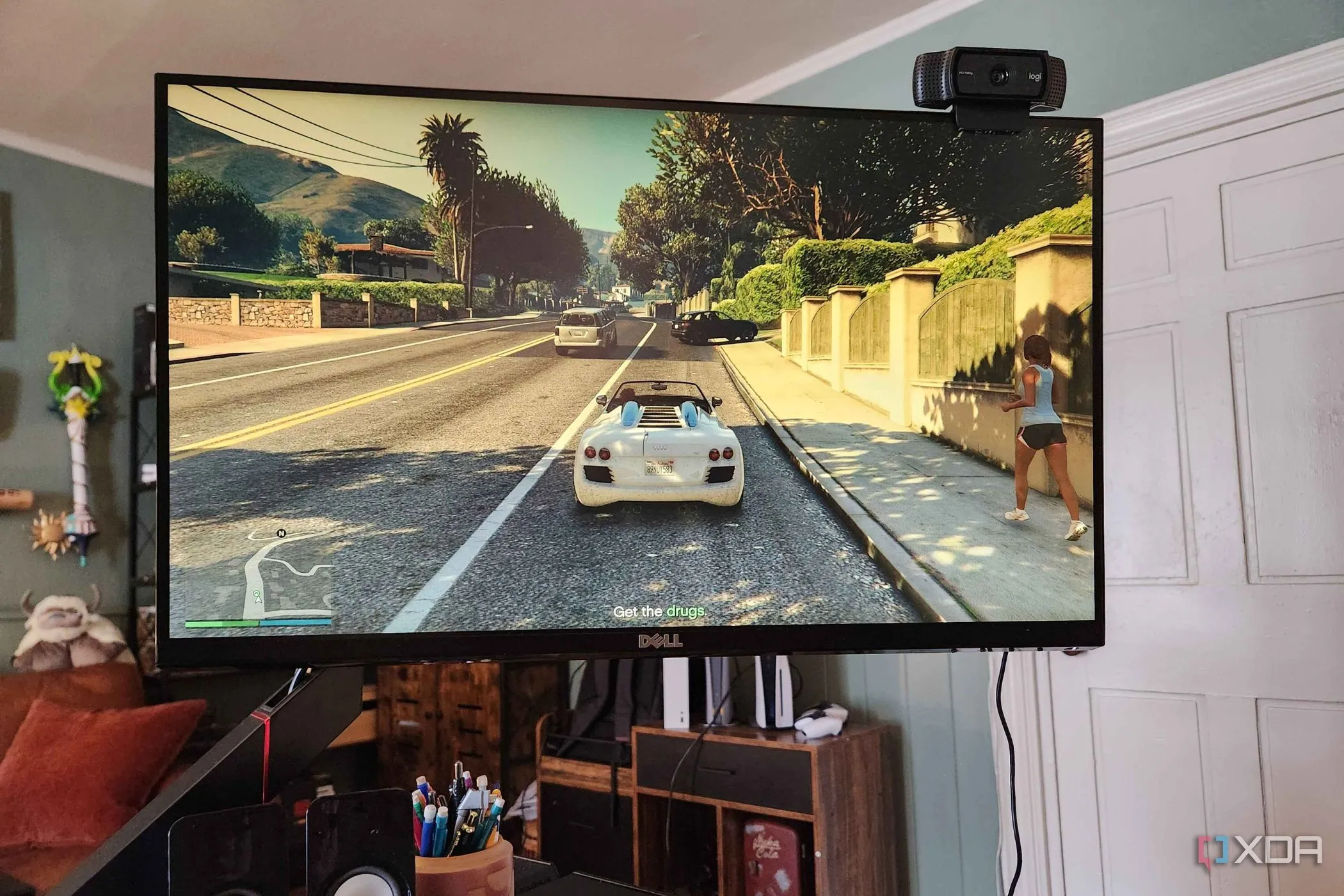 Màn hình máy tính hiển thị logo GTA VI trong bối cảnh văn phòng