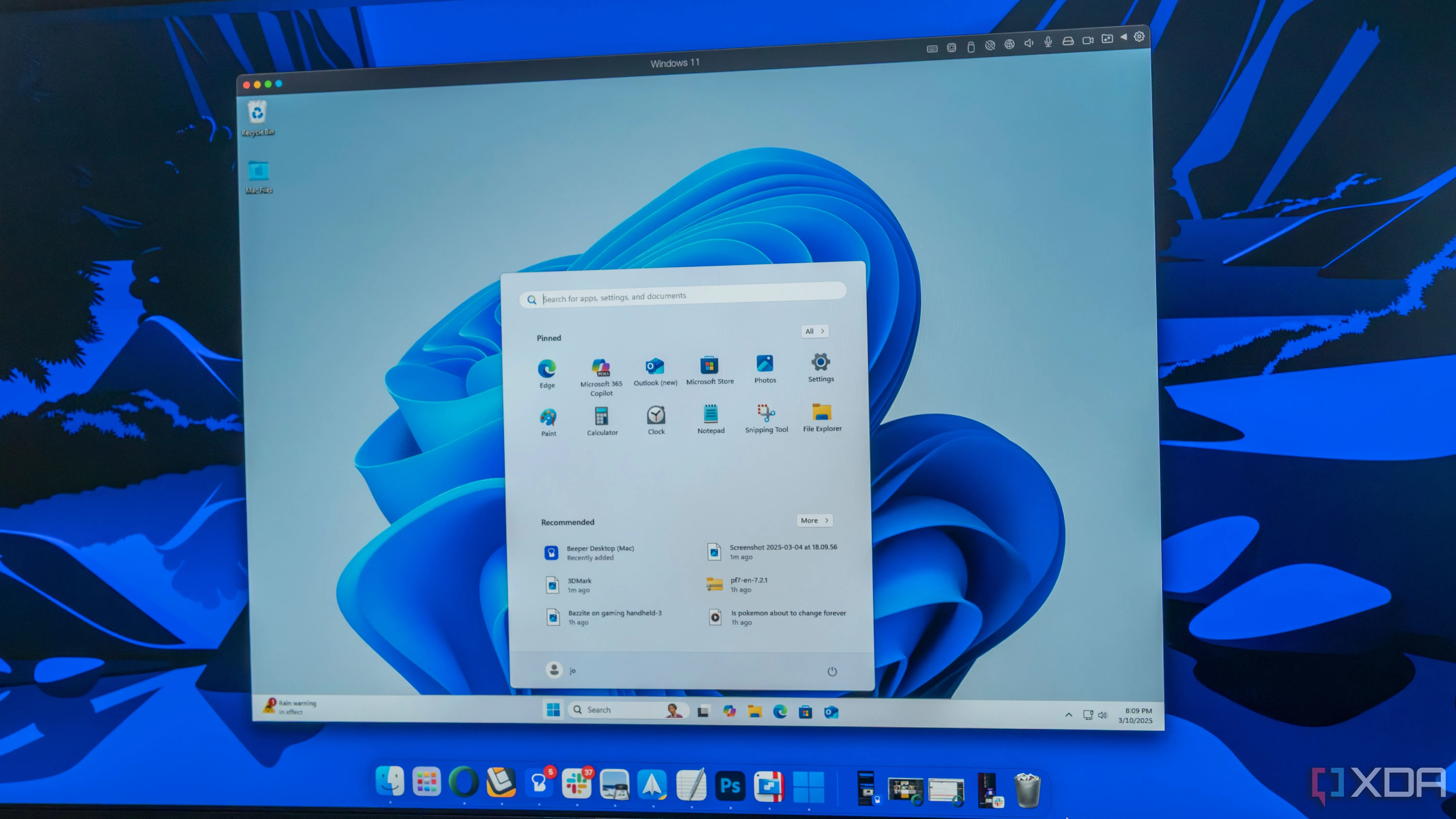 Màn hình máy tính hiển thị macOS desktop với Parallels Desktop chạy Windows 11