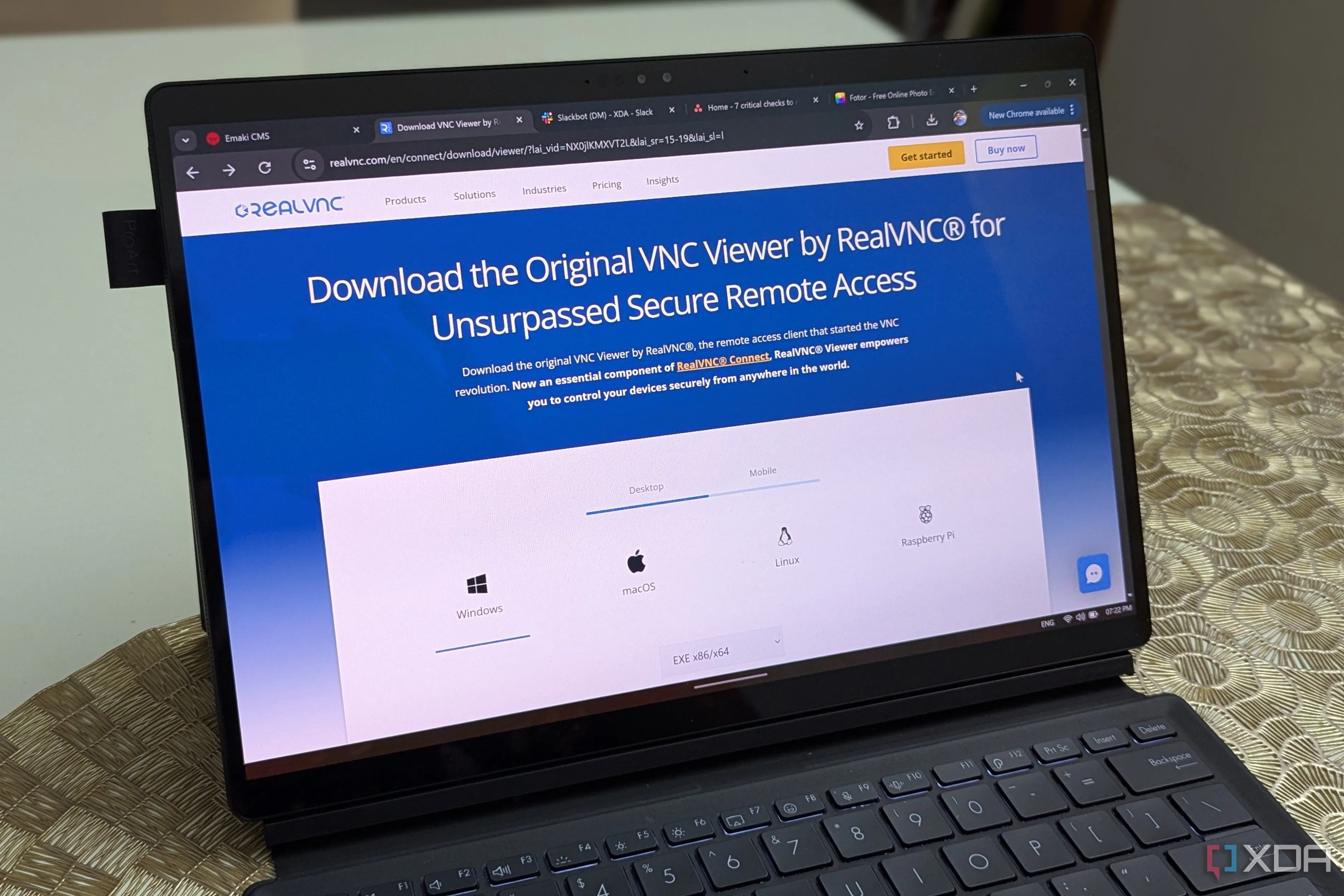 Màn hình máy tính xách tay hiển thị trang web VNC Viewer của RealVNC, nổi bật tính năng bảo mật cao