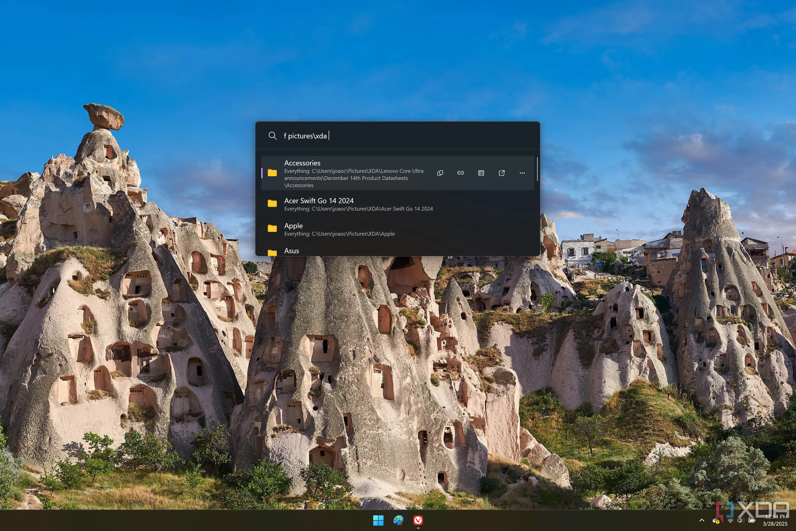Màn hình PowerToys Run hiển thị kết quả tìm kiếm tệp tin và ứng dụng trên Windows 11