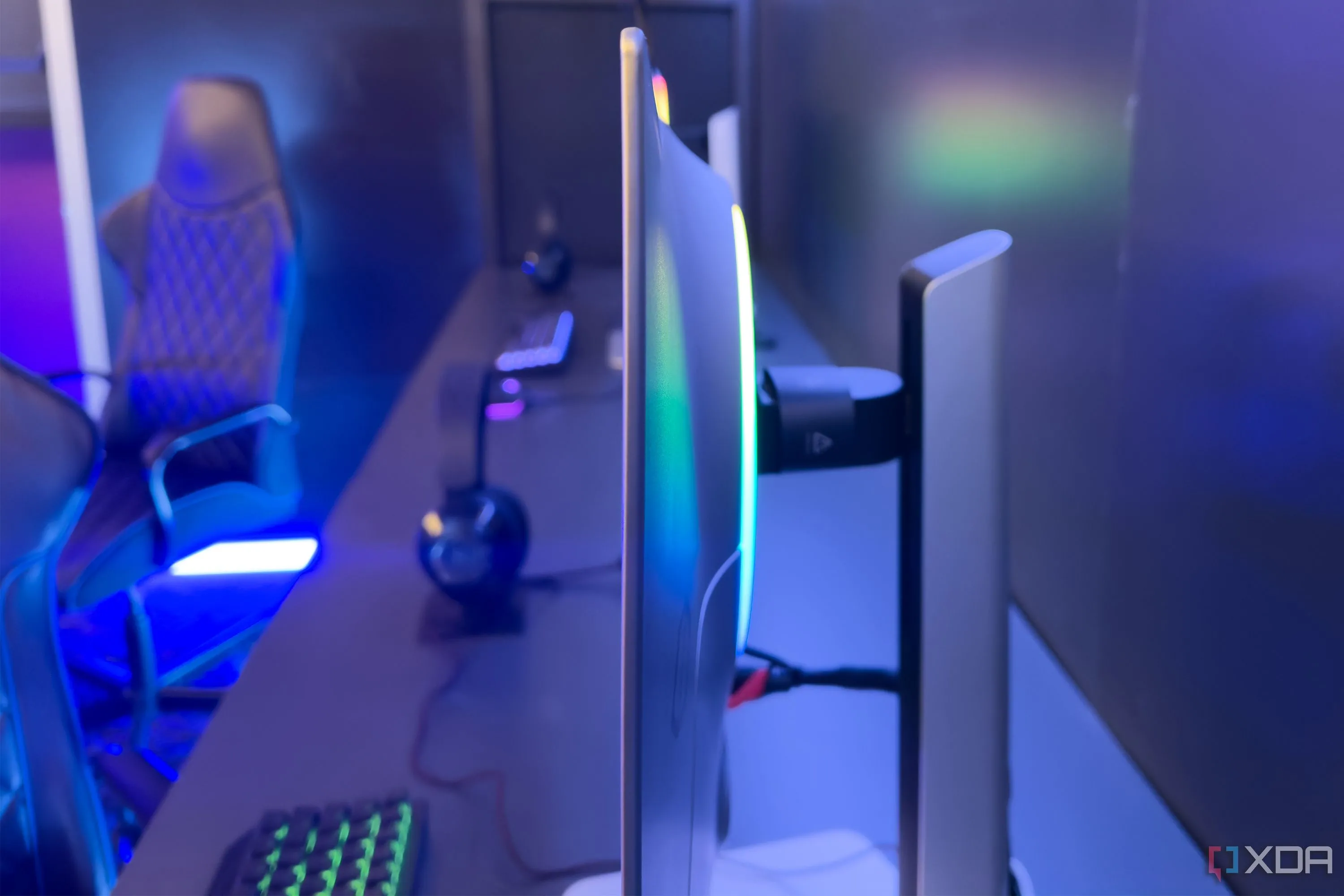 Màn hình Samsung Odyssey OLED G6 500Hz từ góc nghiêng, biểu trưng cho màn hình chơi game cao cấp và sẵn sàng cho độ phân giải 8K.