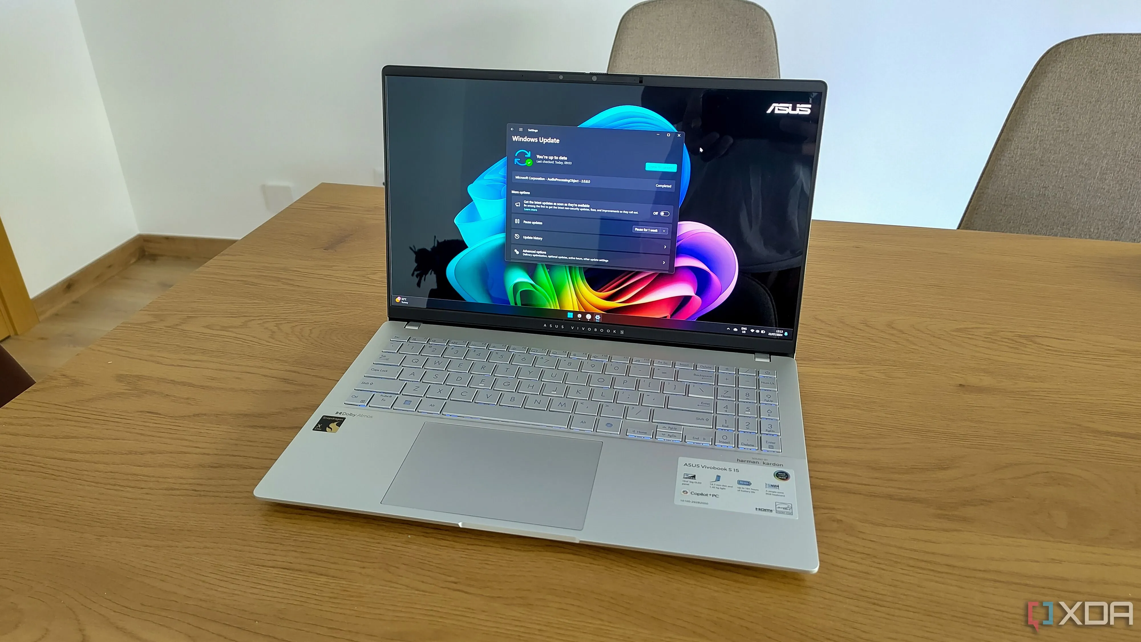 Màn hình Windows Update trên laptop cho thấy hệ thống đã được cập nhật thành công