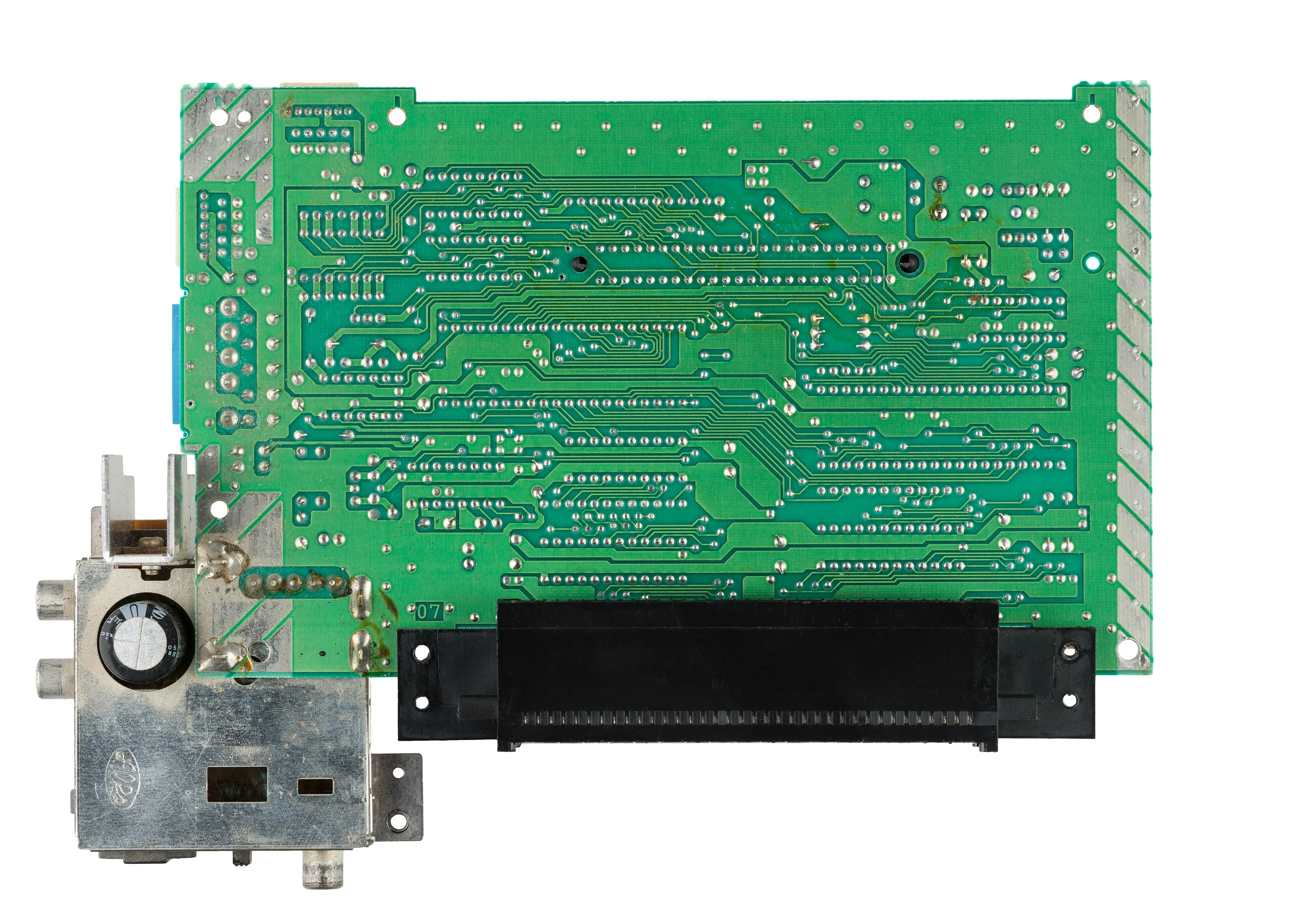 Mặt dưới bo mạch chủ Nintendo NES, hiển thị hệ thống bus và các thành phần chính
