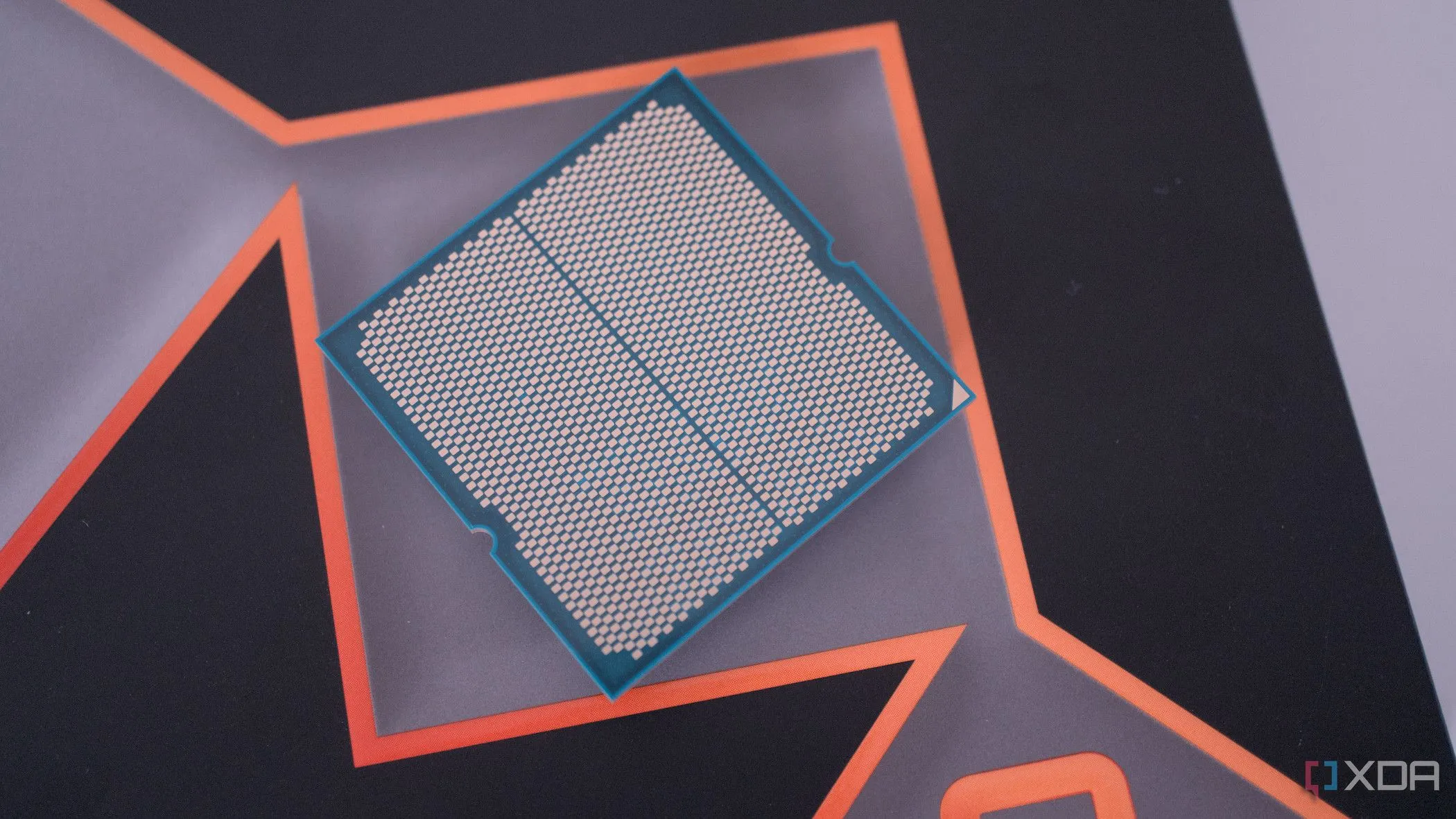 Mặt dưới của CPU AMD Ryzen 9 9950X với các chân tiếp xúc, đại diện cho bộ xử lý chiplet hiệu năng cao