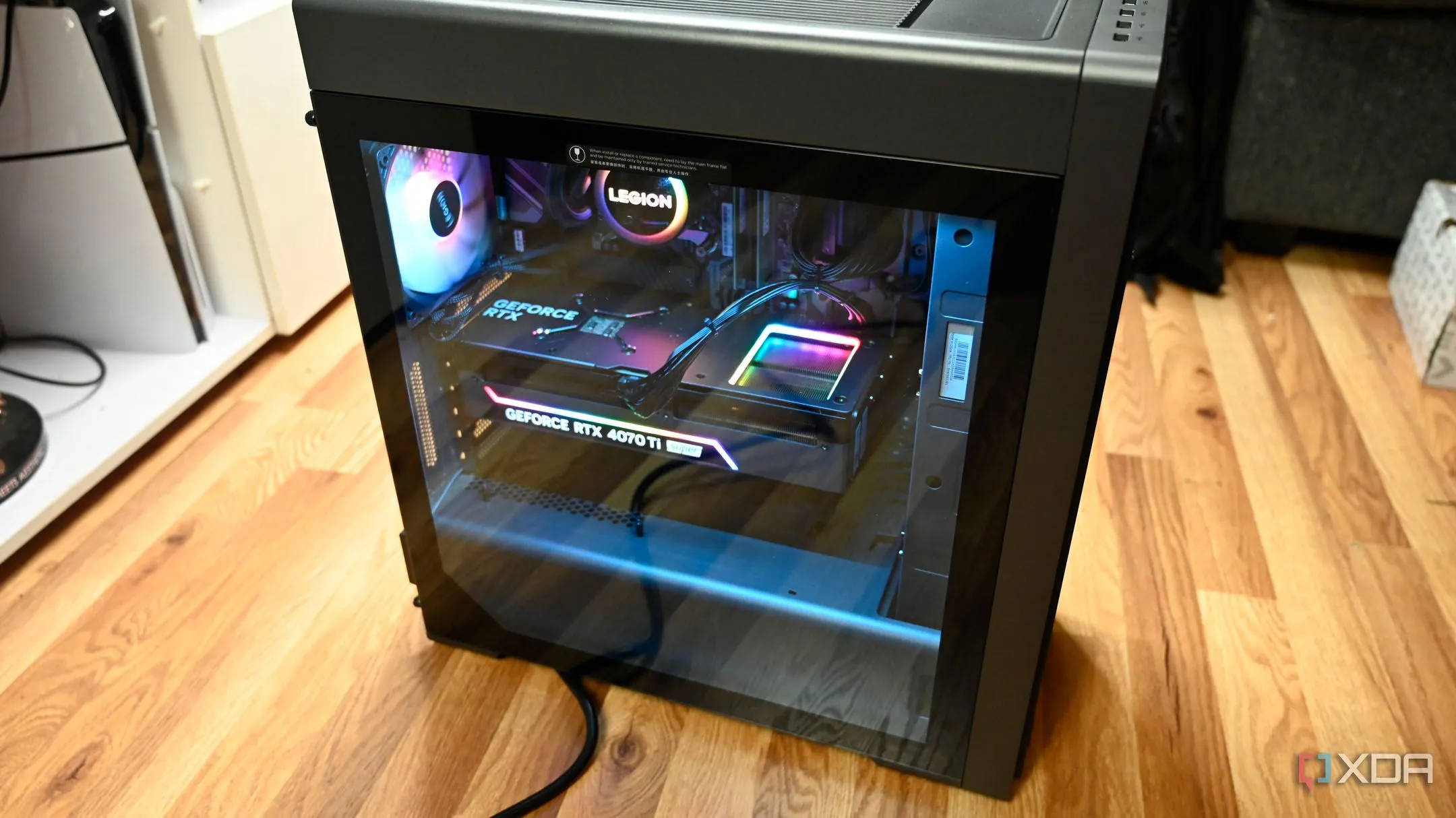 Mặt kính cường lực của PC lắp sẵn Lenovo Legion Tower 7i Gen 8