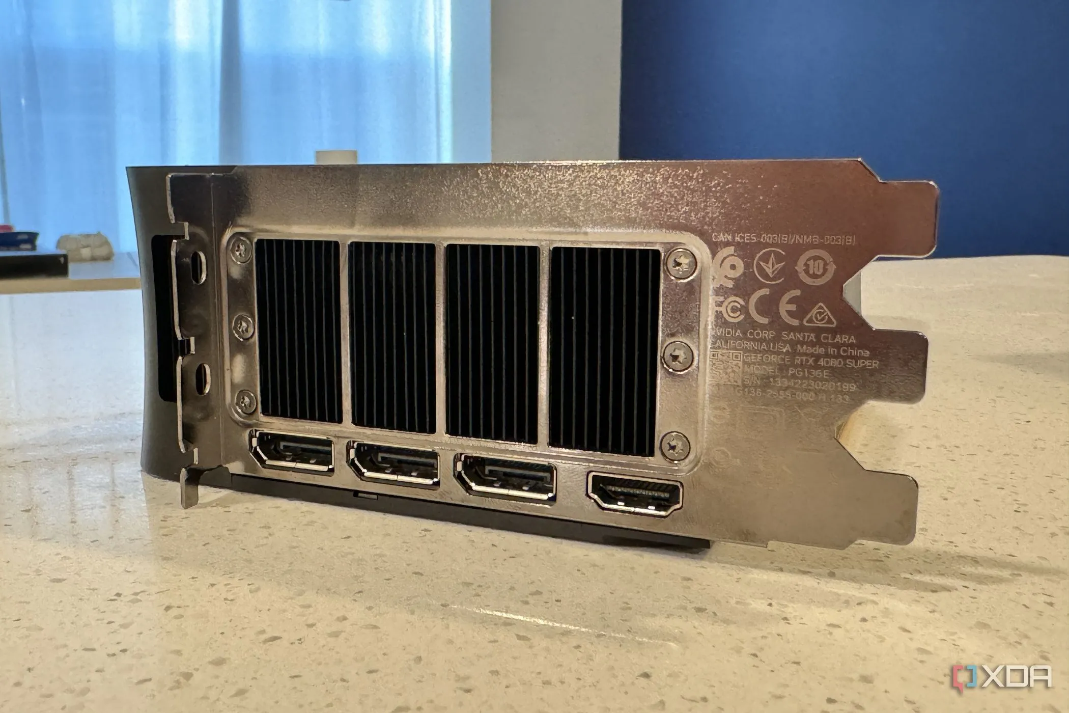 Mặt sau cổng kết nối và khe thoát khí của card đồ họa Nvidia GeForce RTX 4080 Super Founders Edition