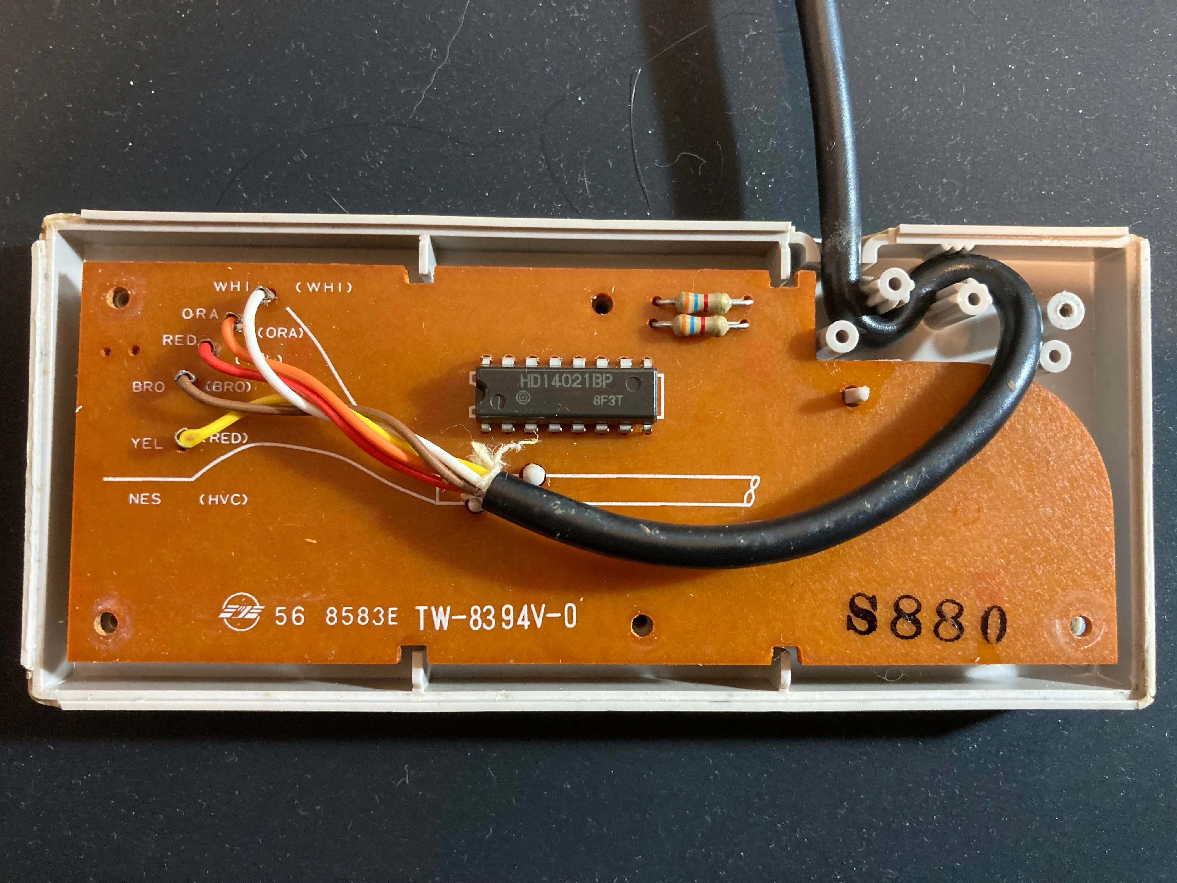 Mặt sau của bảng mạch PCB tay cầm NES