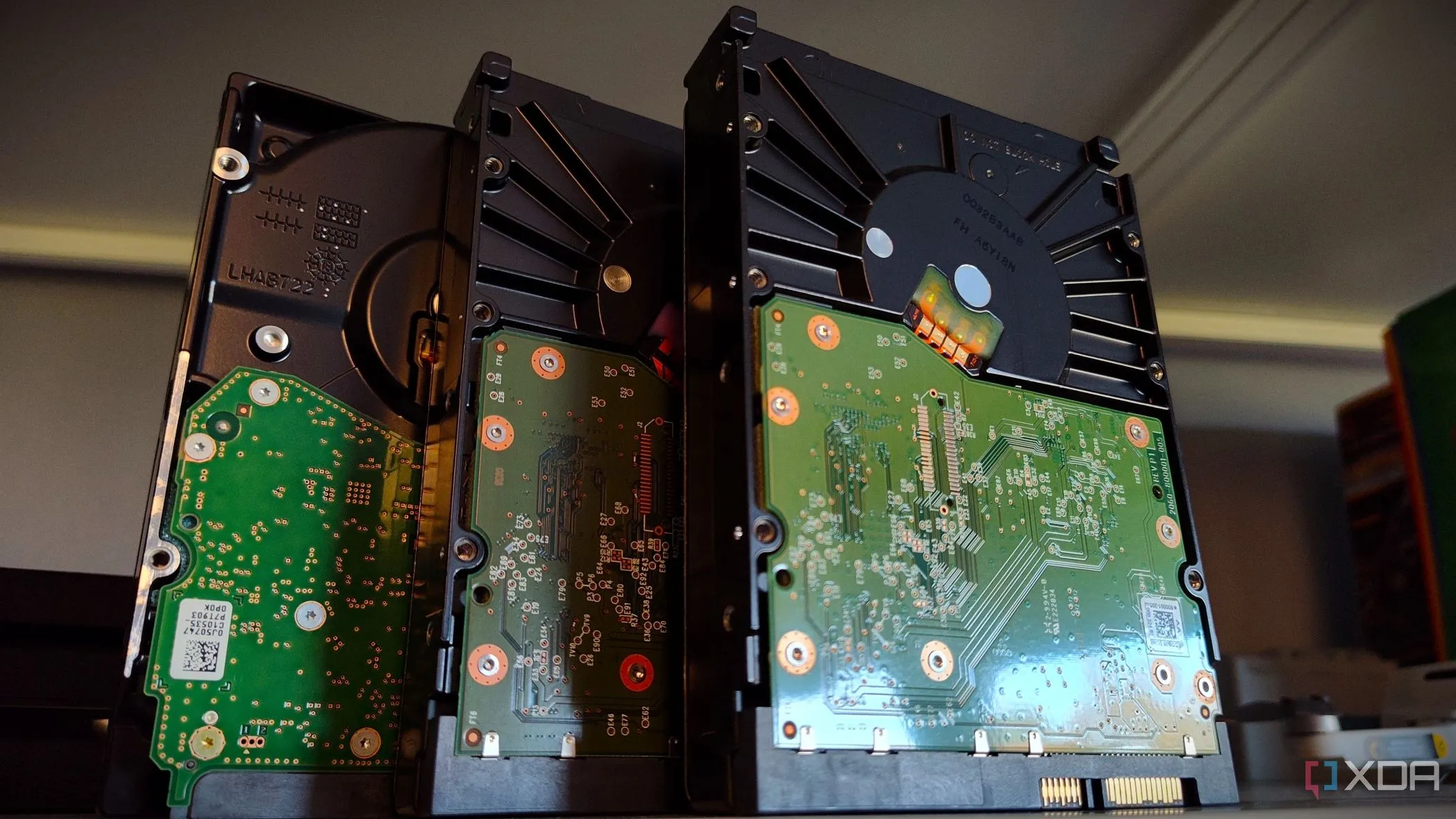 Mặt sau của các ổ cứng HDD xếp chồng lên nhau trong hệ thống lưu trữ
