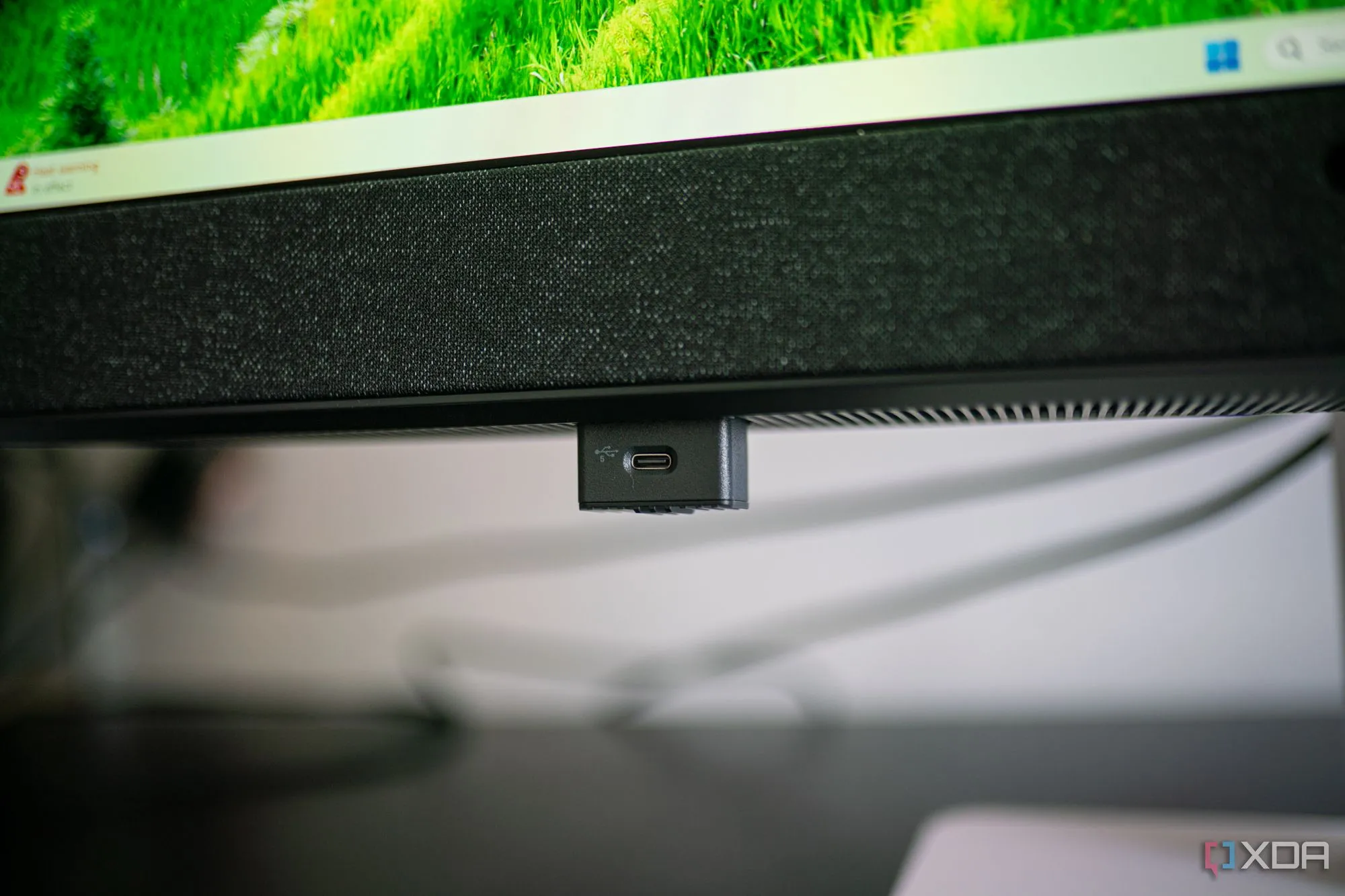 Mặt sau của Dell 32 Plus 4K QD-OLED, hiển thị các cổng kết nối và khả năng điều chỉnh linh hoạt của chân đế