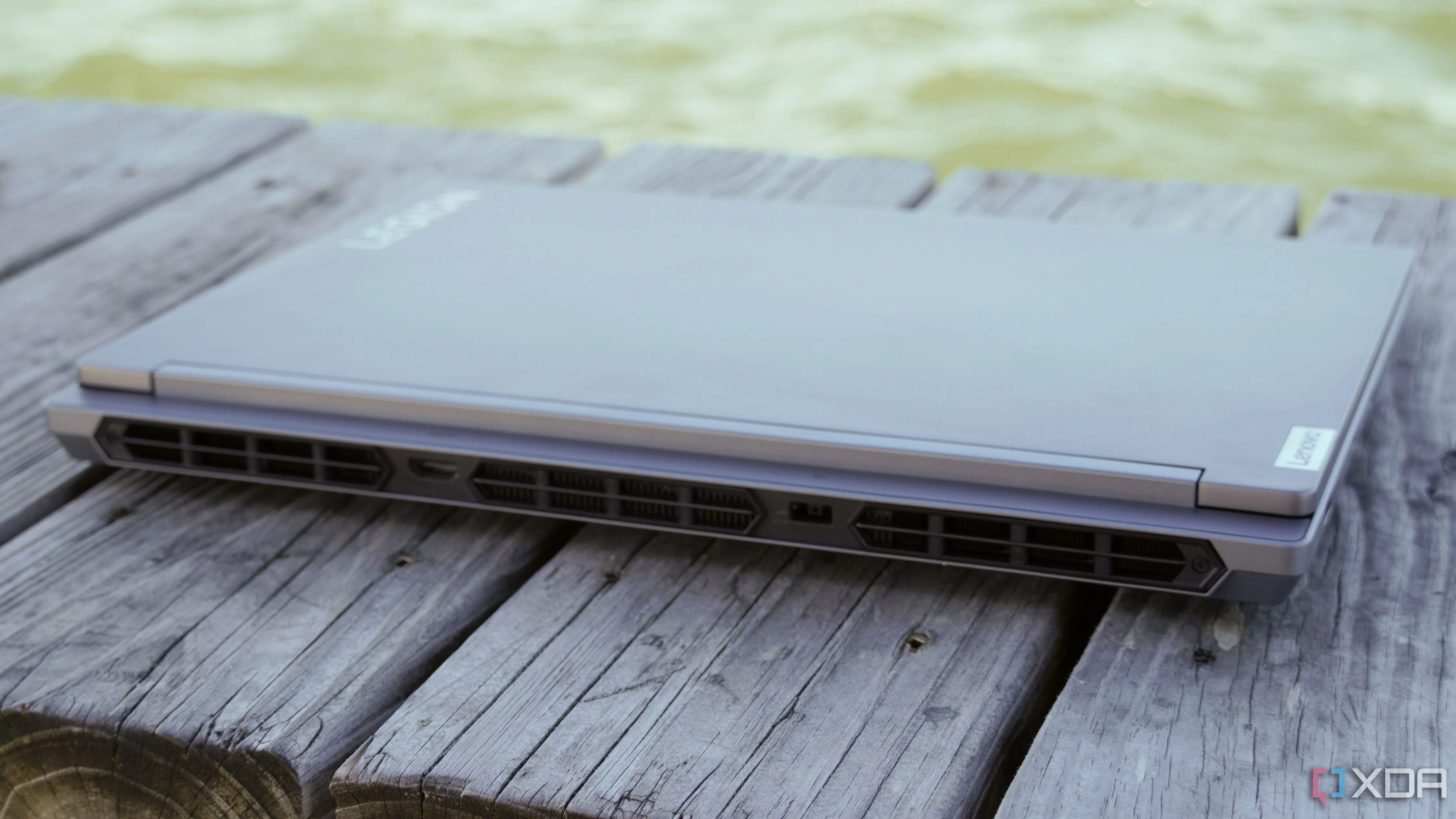 Mặt sau của laptop Legion 5 với khe thoát khí nóng