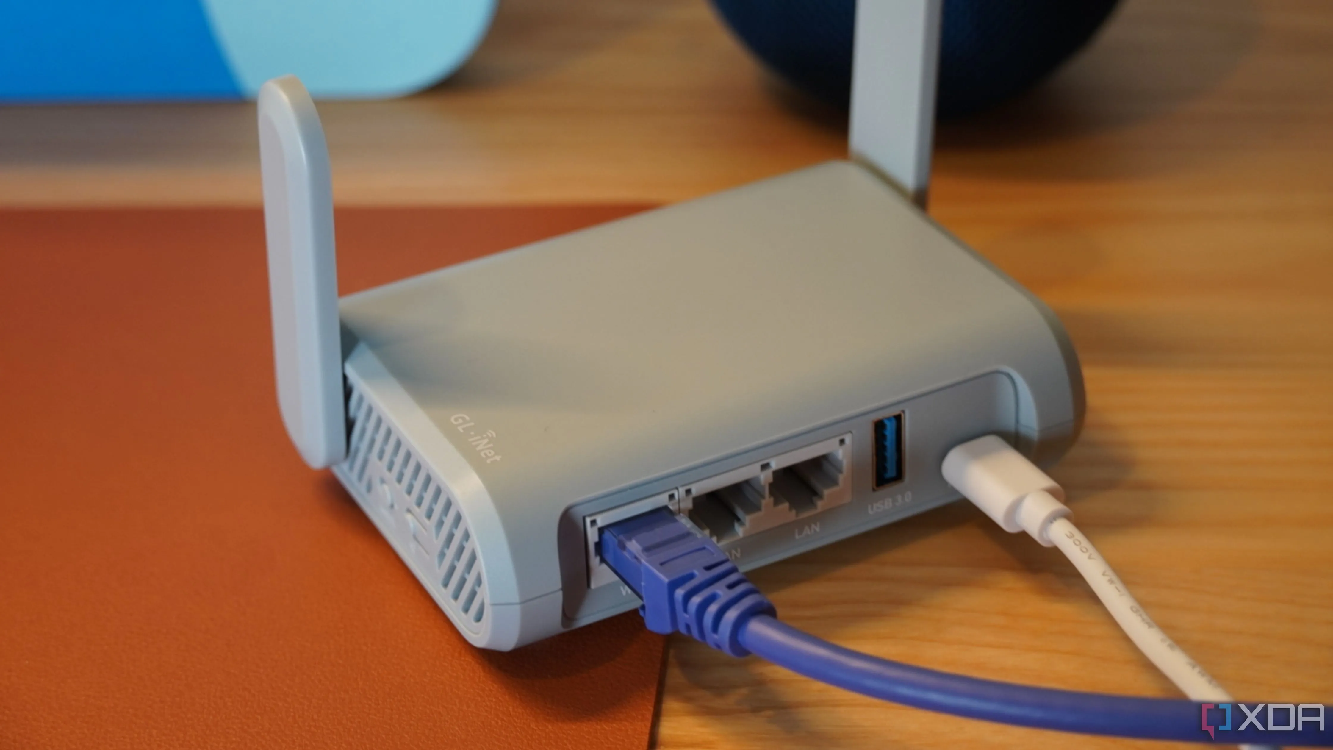 Mặt sau của router GL.iNet Beryl, minh họa thiết bị mạng cần cấu hình Port Forwarding thay vì UPnP