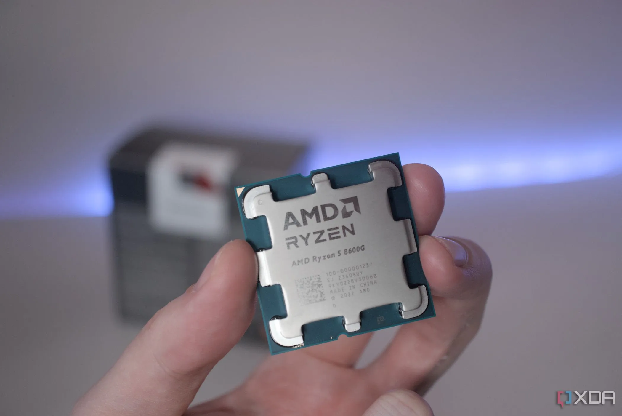Mặt trước của CPU AMD Ryzen 5 8600G, một ví dụ về bộ xử lý consumer sử dụng kiến trúc Infinity Fabric.