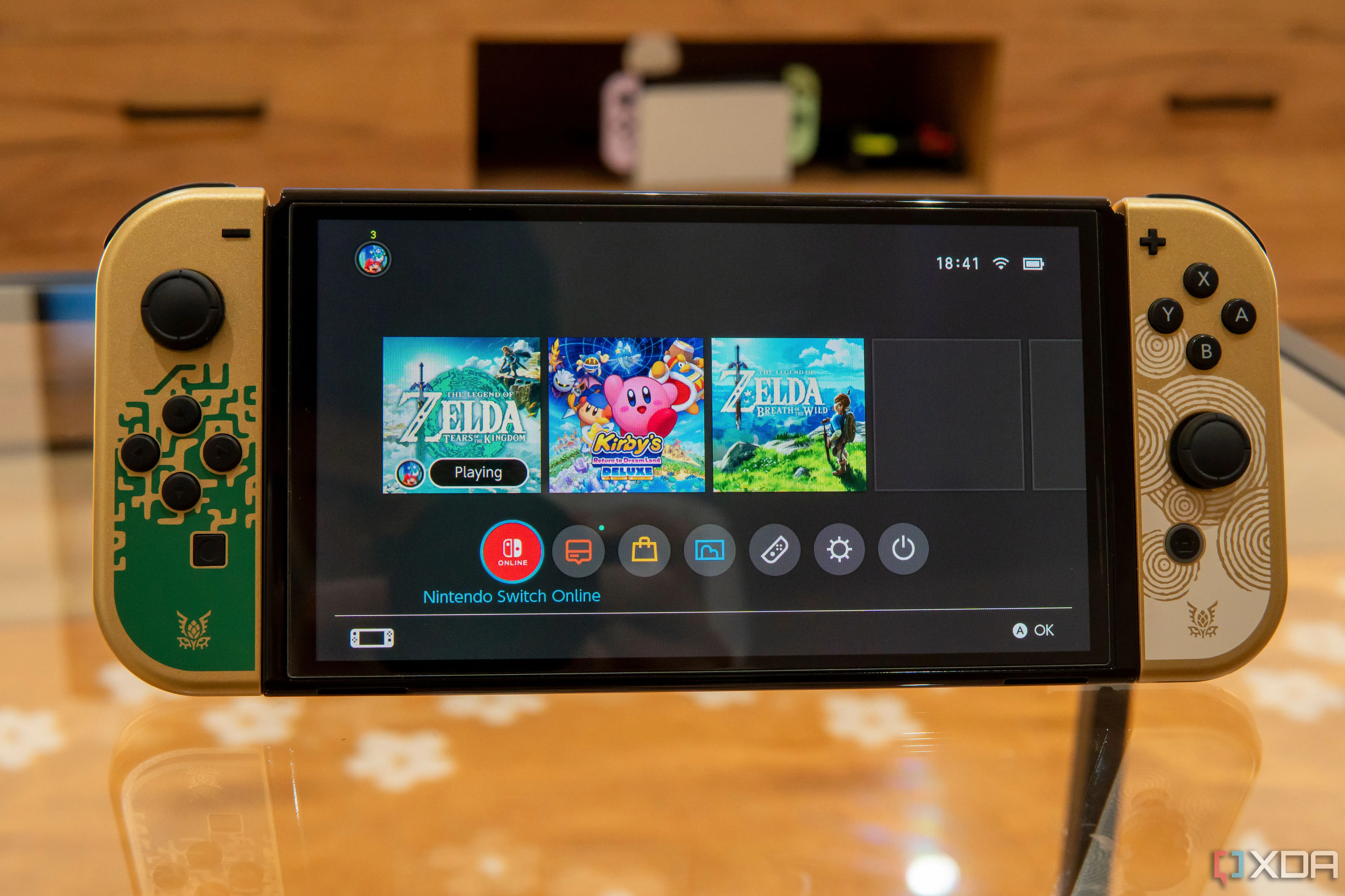 Mẫu Nintendo Switch OLED hiển thị menu chính với một tựa game đang chạy, gợi mở về các bản nâng cấp cho Switch 2