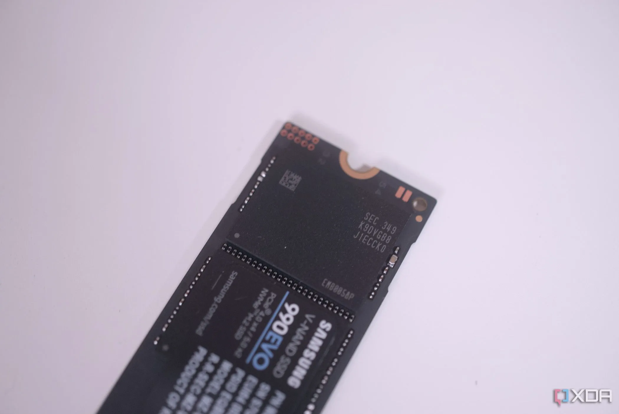 Mẫu ổ cứng SSD Samsung 990 Evo, biểu tượng cho các dòng SSD hiệu năng cao với tốc độ đọc ghi ấn tượng.