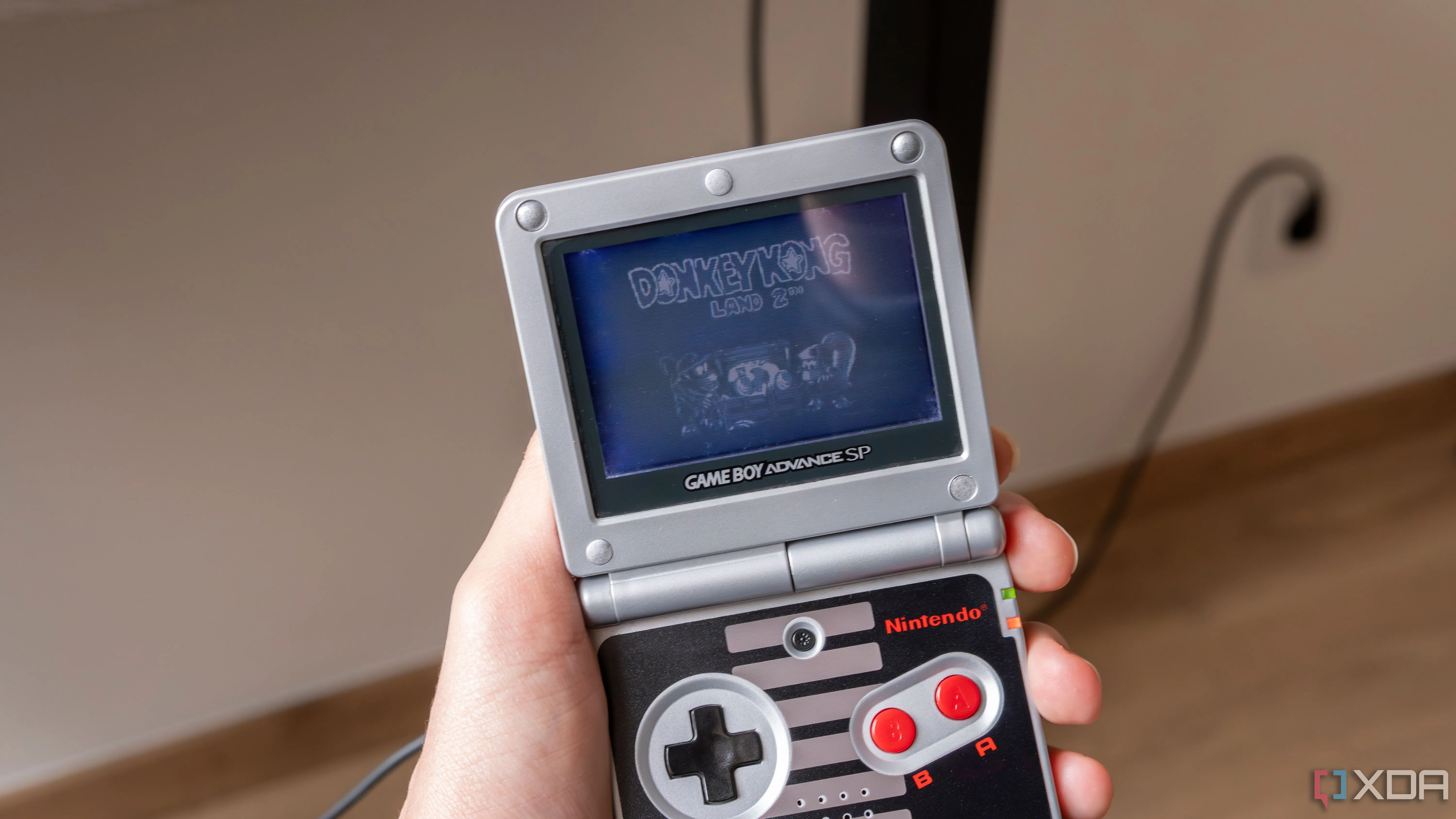 Máy chơi game cầm tay Game Boy Advance SP đang chạy trò Donkey Kong Land 2, thể hiện sự đơn giản và thoải mái của trải nghiệm chơi game retro