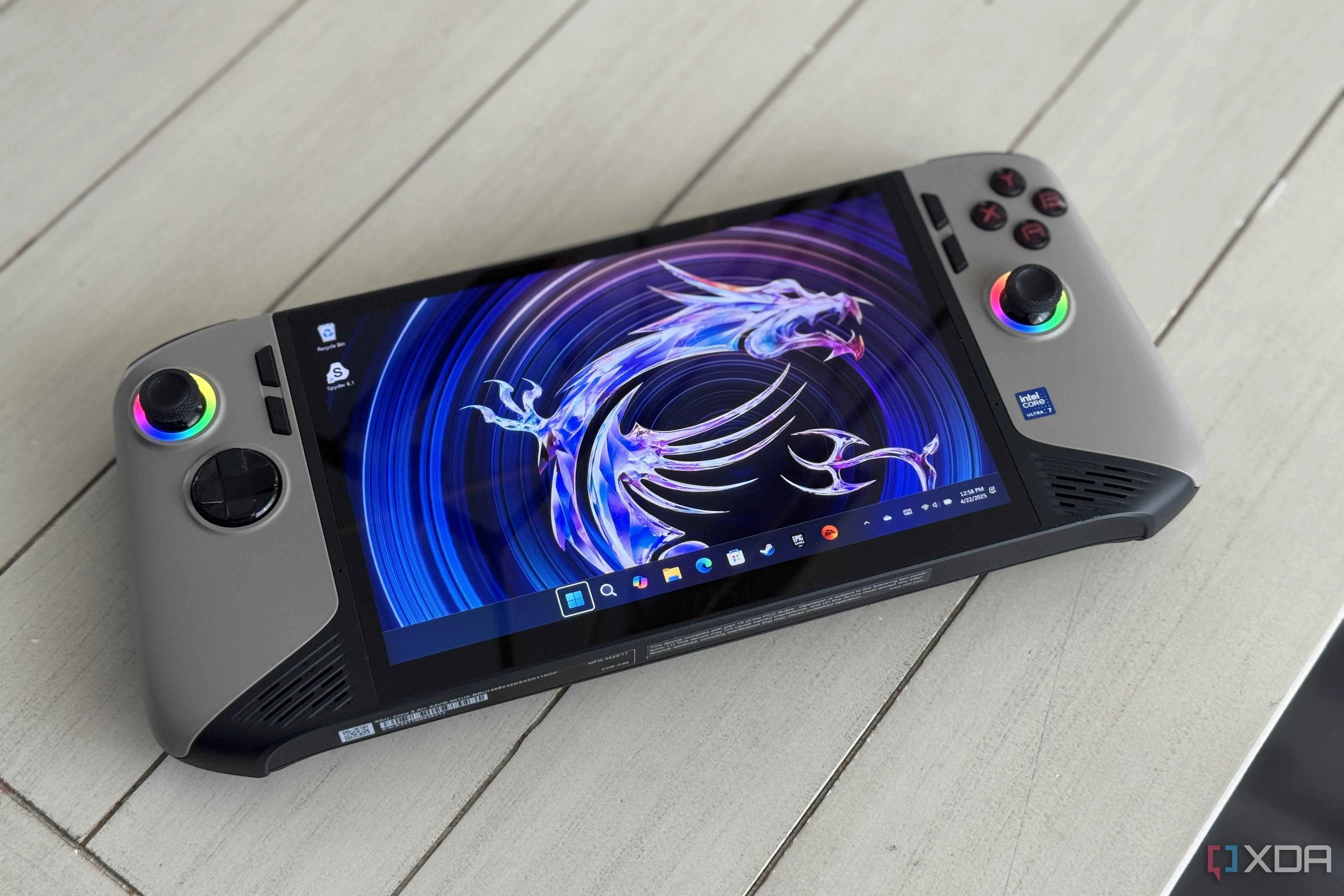 Máy chơi game cầm tay MSI Claw 8 AI+ đặt trên bàn
