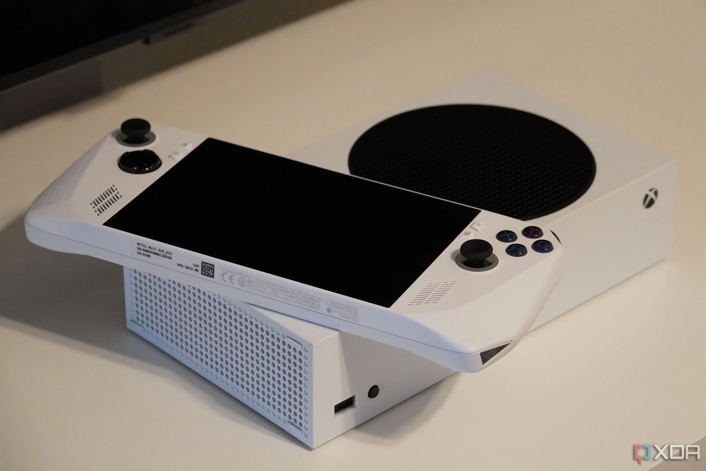 Máy chơi game cầm tay ROG Ally đặt trên đầu máy console Xbox Series S, minh họa mối liên hệ giữa Asus và Xbox trong dự án Project Keenan.